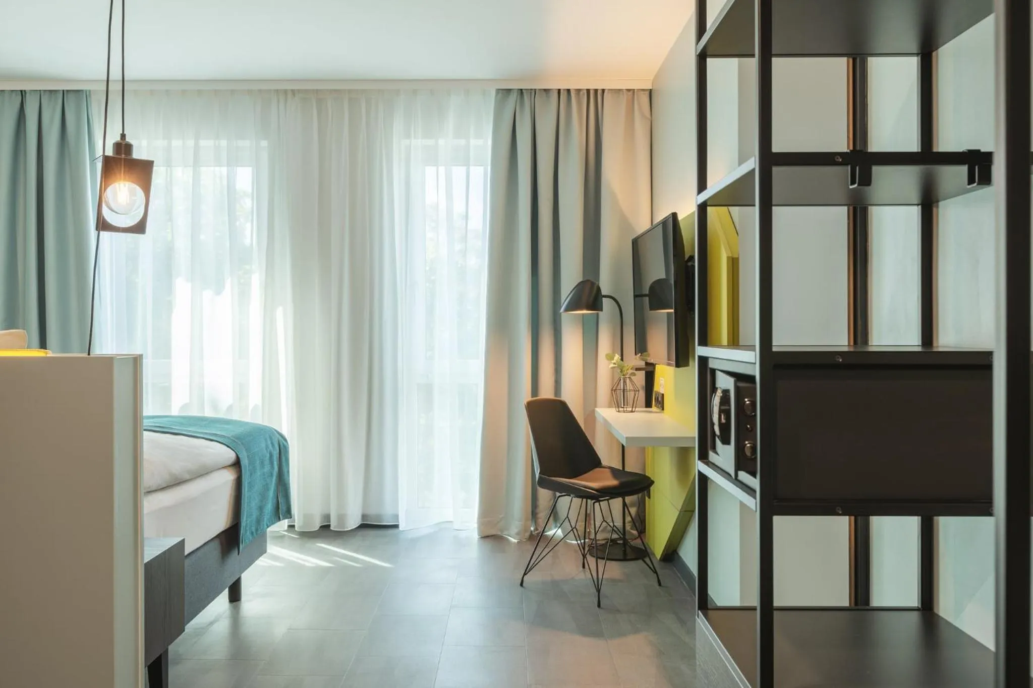 Photo of the whole room, Bed in Holiday Inn - the niu, Seven Dusseldorf Ost by IHG