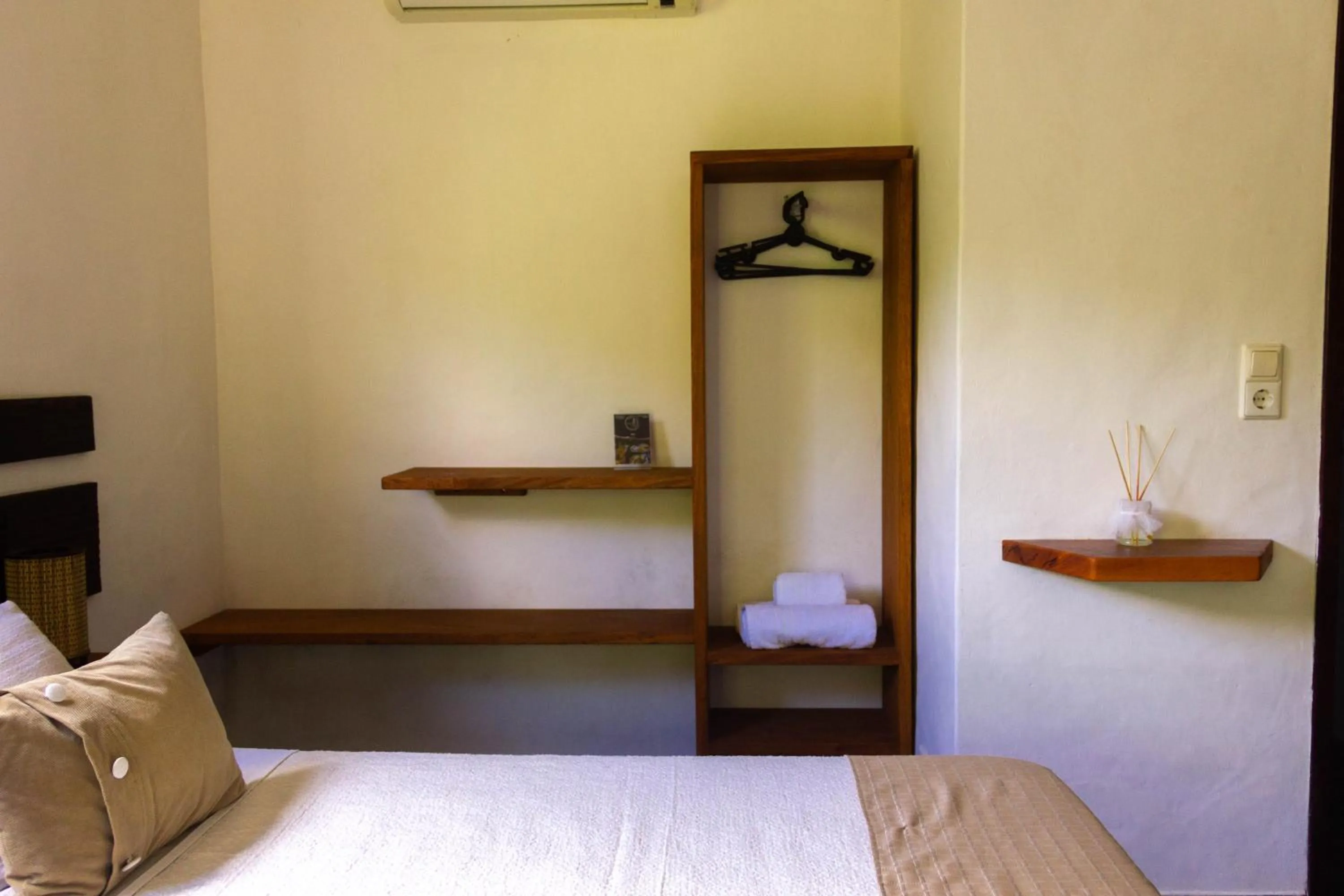 wardrobe, Bed in Pousada Aquarela