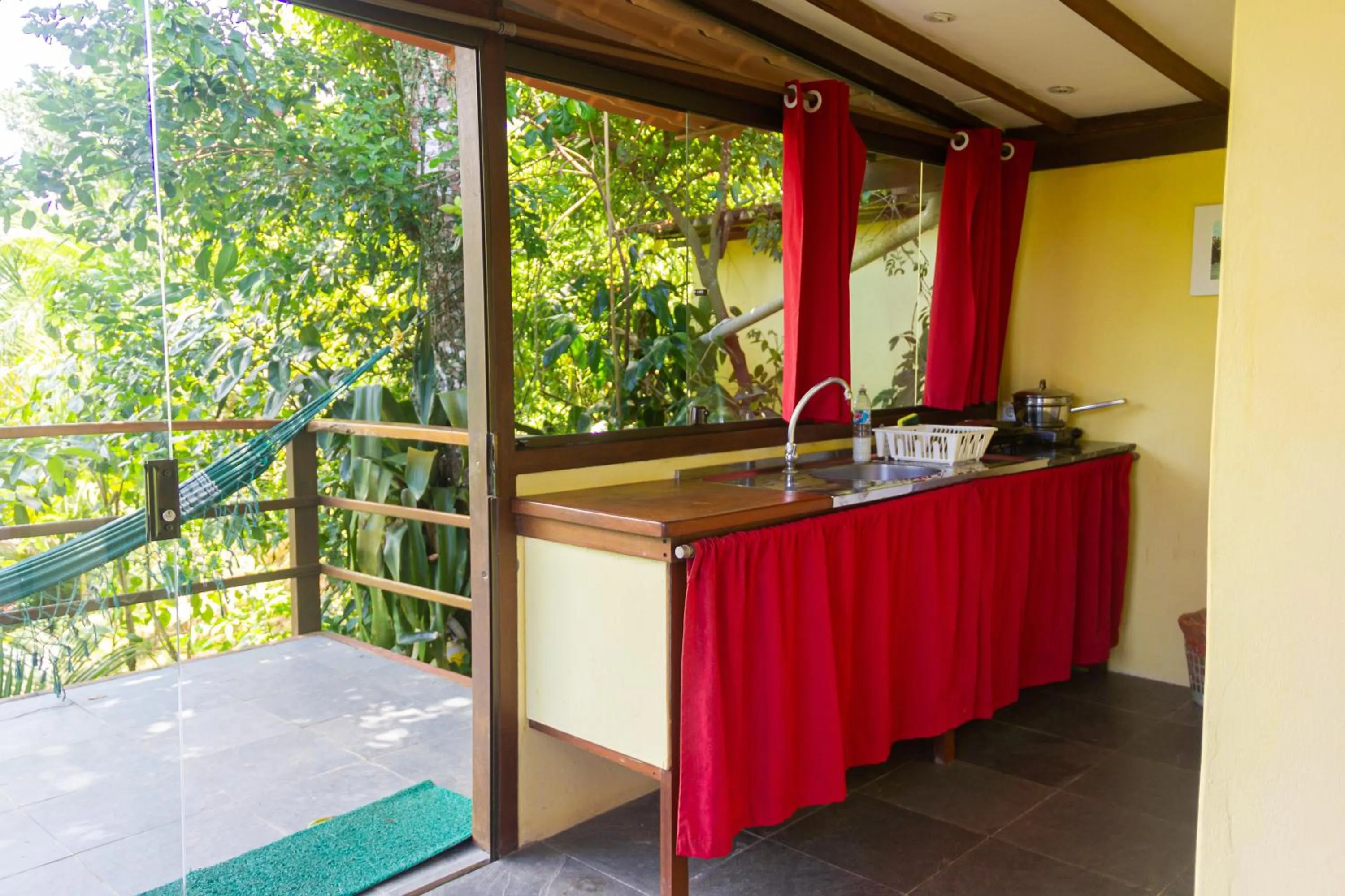 Kitchen or kitchenette in Pousada Aquarela