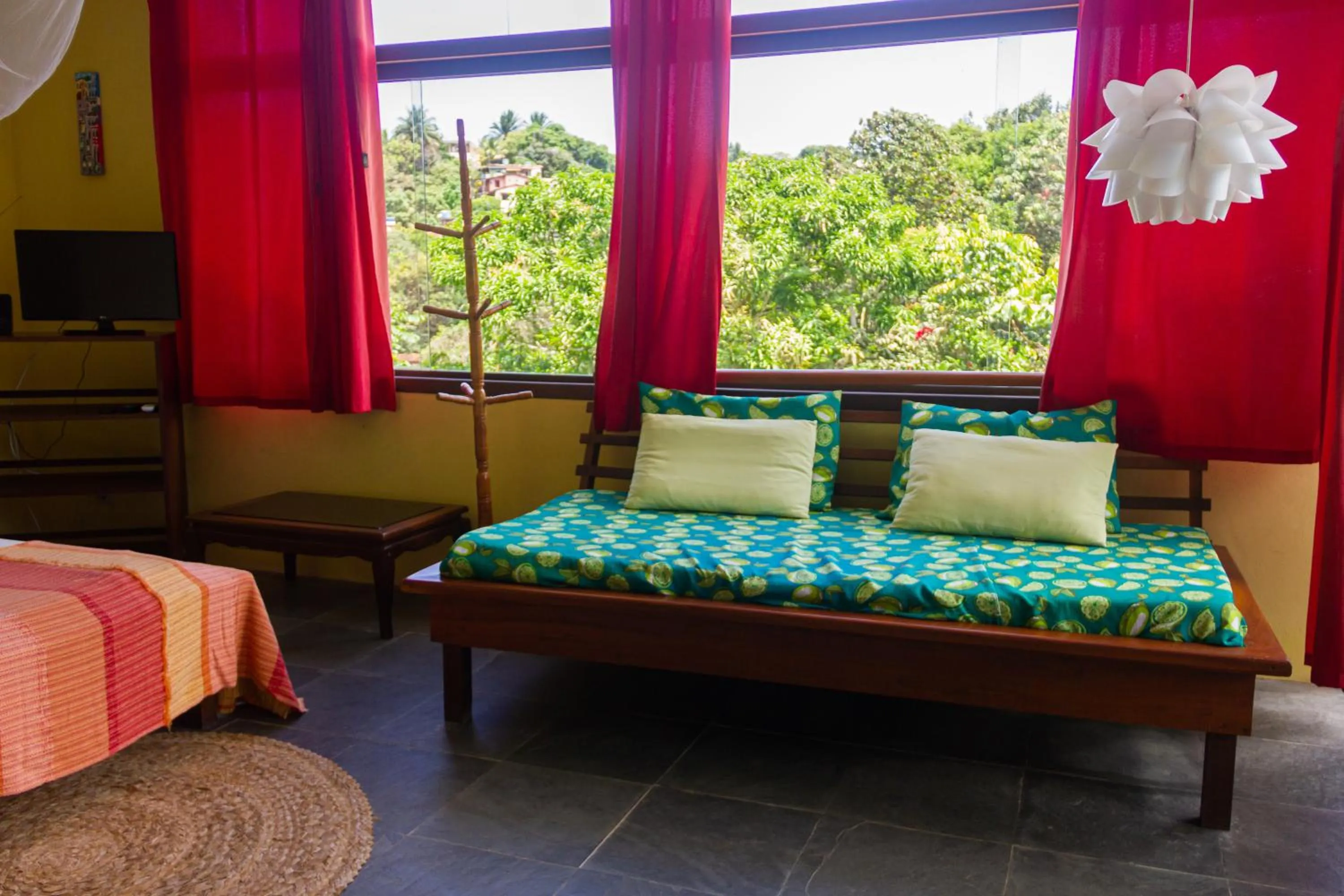 Living room, Bed in Pousada Aquarela