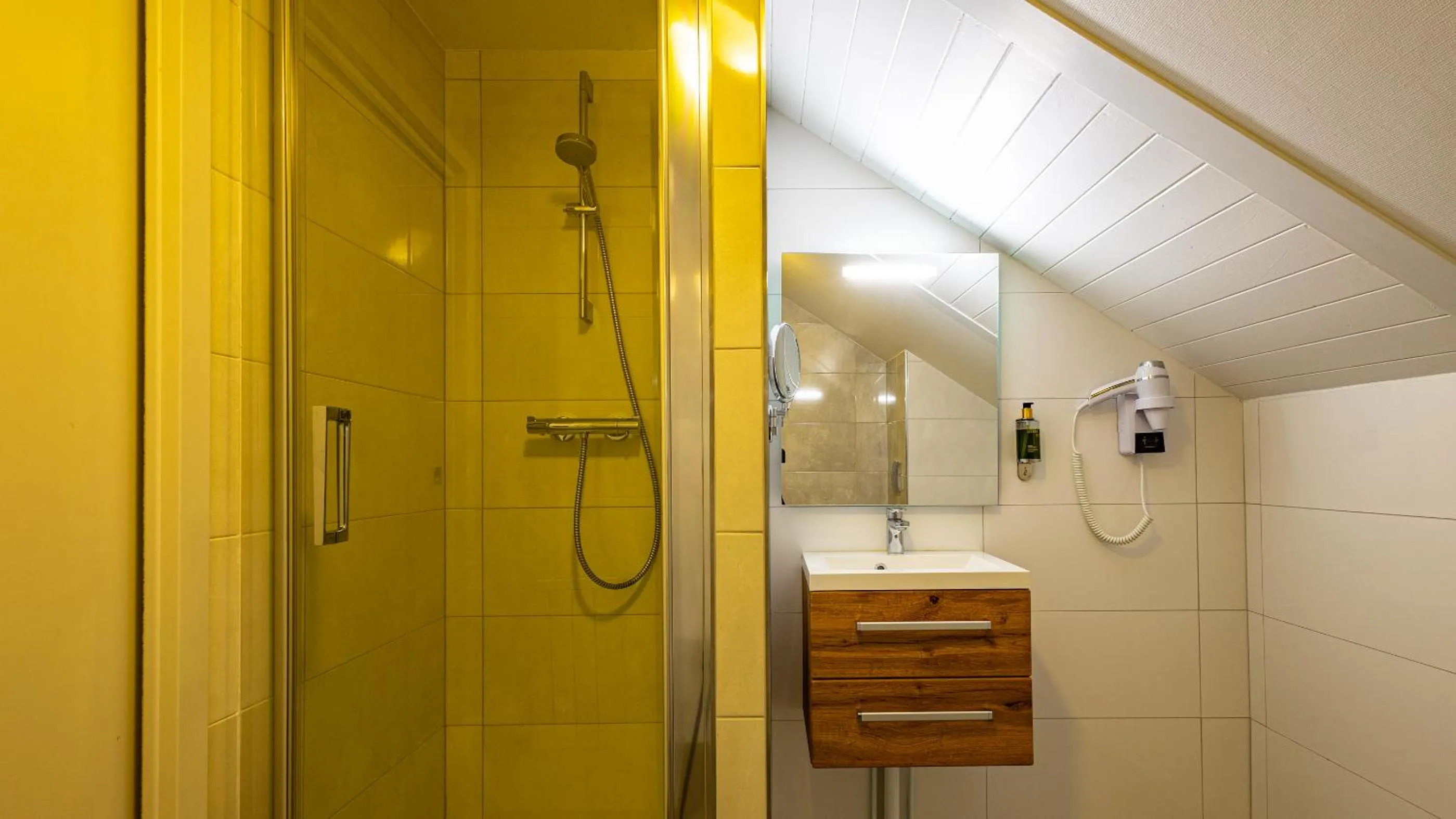 Shower in Hotel Lou Granva