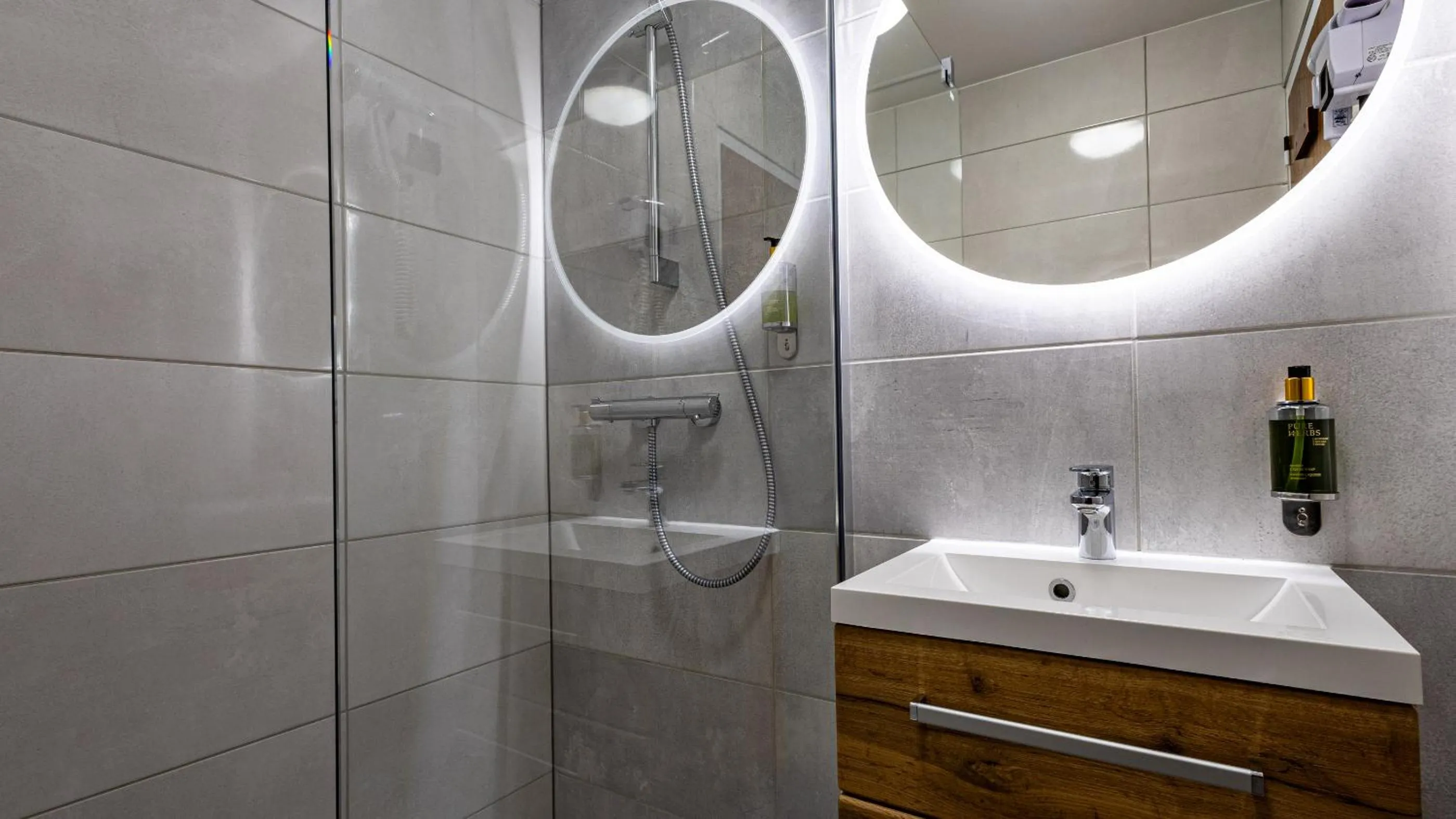 Shower in Hotel Lou Granva