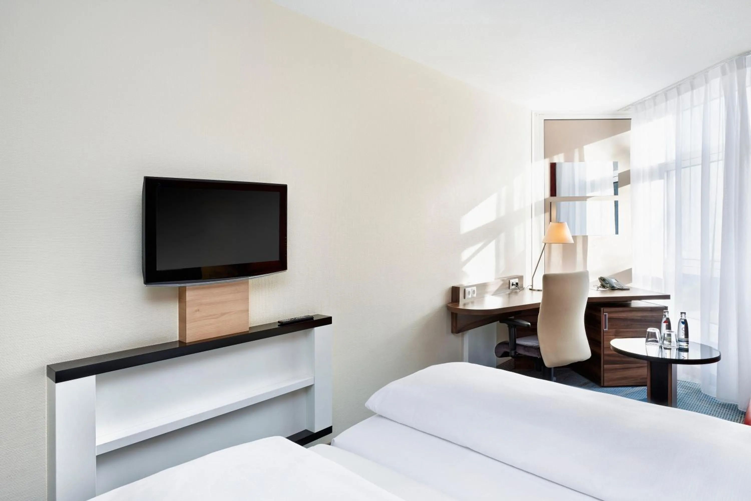 Photo of the whole room, Bed in H+ Hotel Köln Brühl