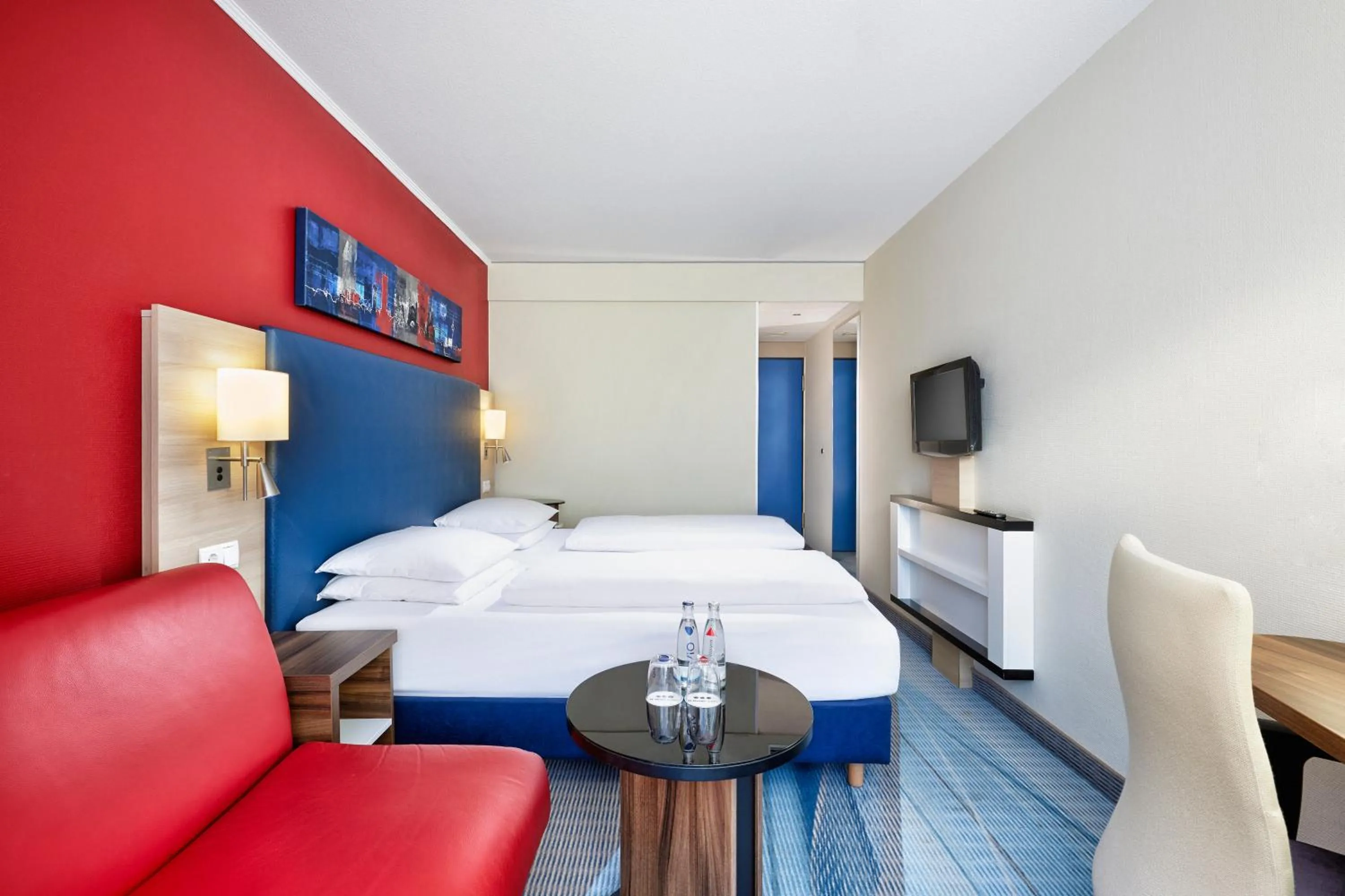 Photo of the whole room, Bed in H+ Hotel Köln Brühl