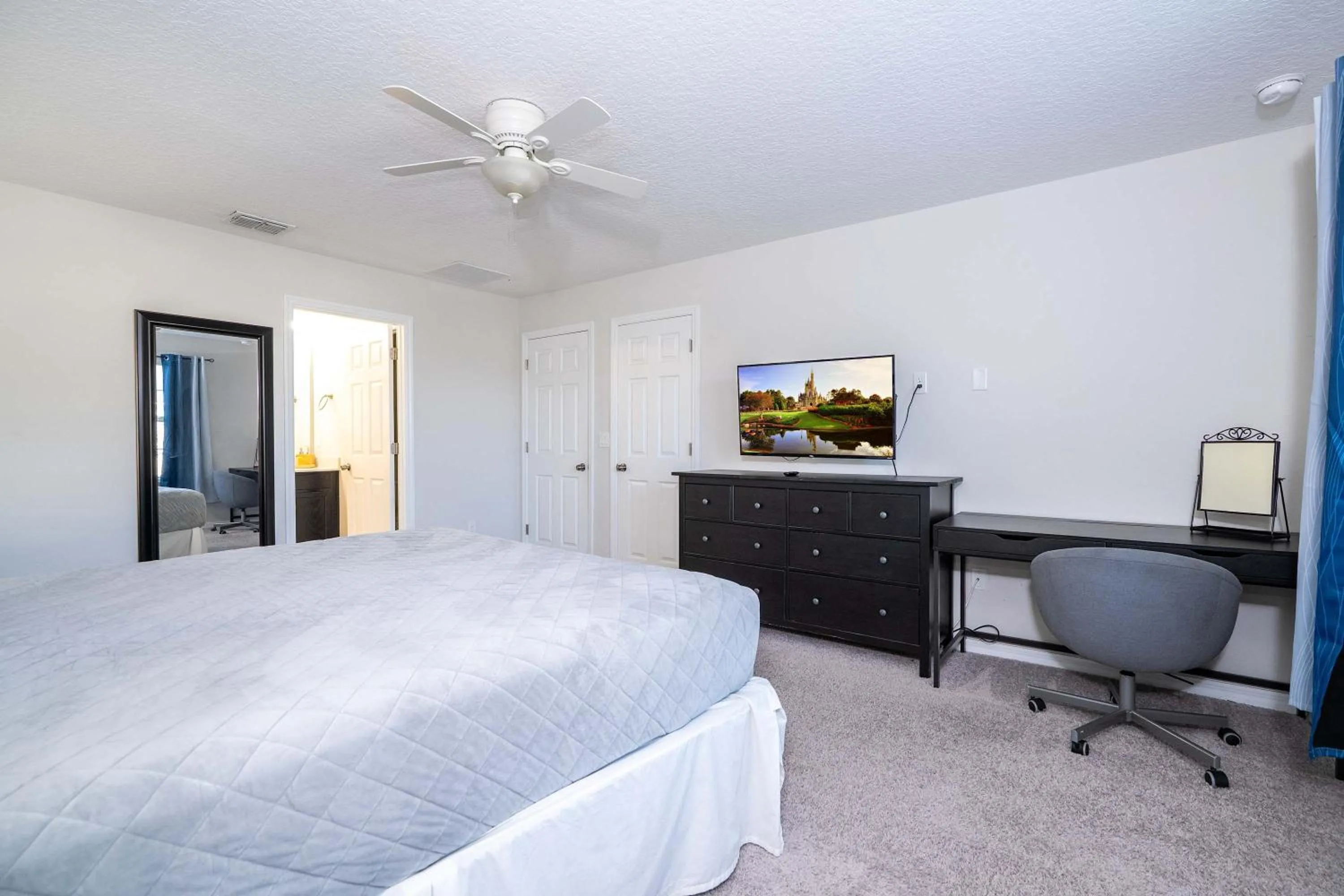 Bed in Family Friendly Four Bedroom w/ Pool @SolaraResort 1517