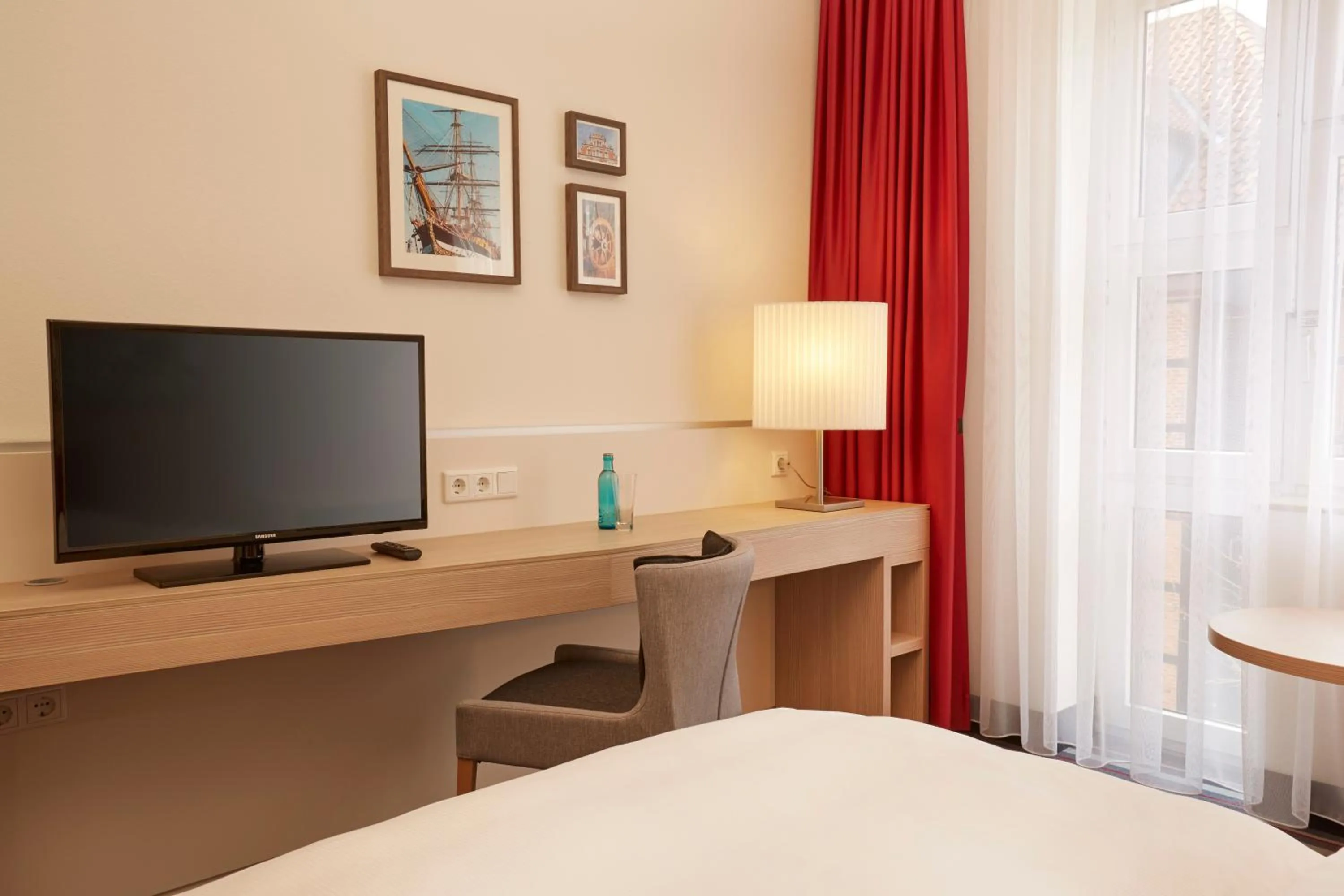 Photo of the whole room, Bed in H+ Hotel Stade Herzog Widukind