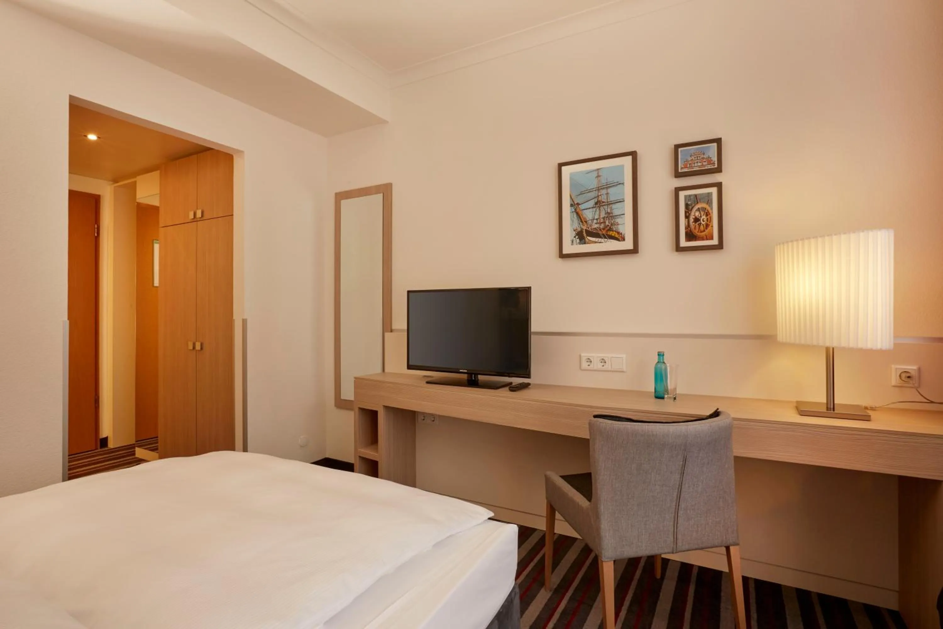 Photo of the whole room, Bed in H+ Hotel Stade Herzog Widukind