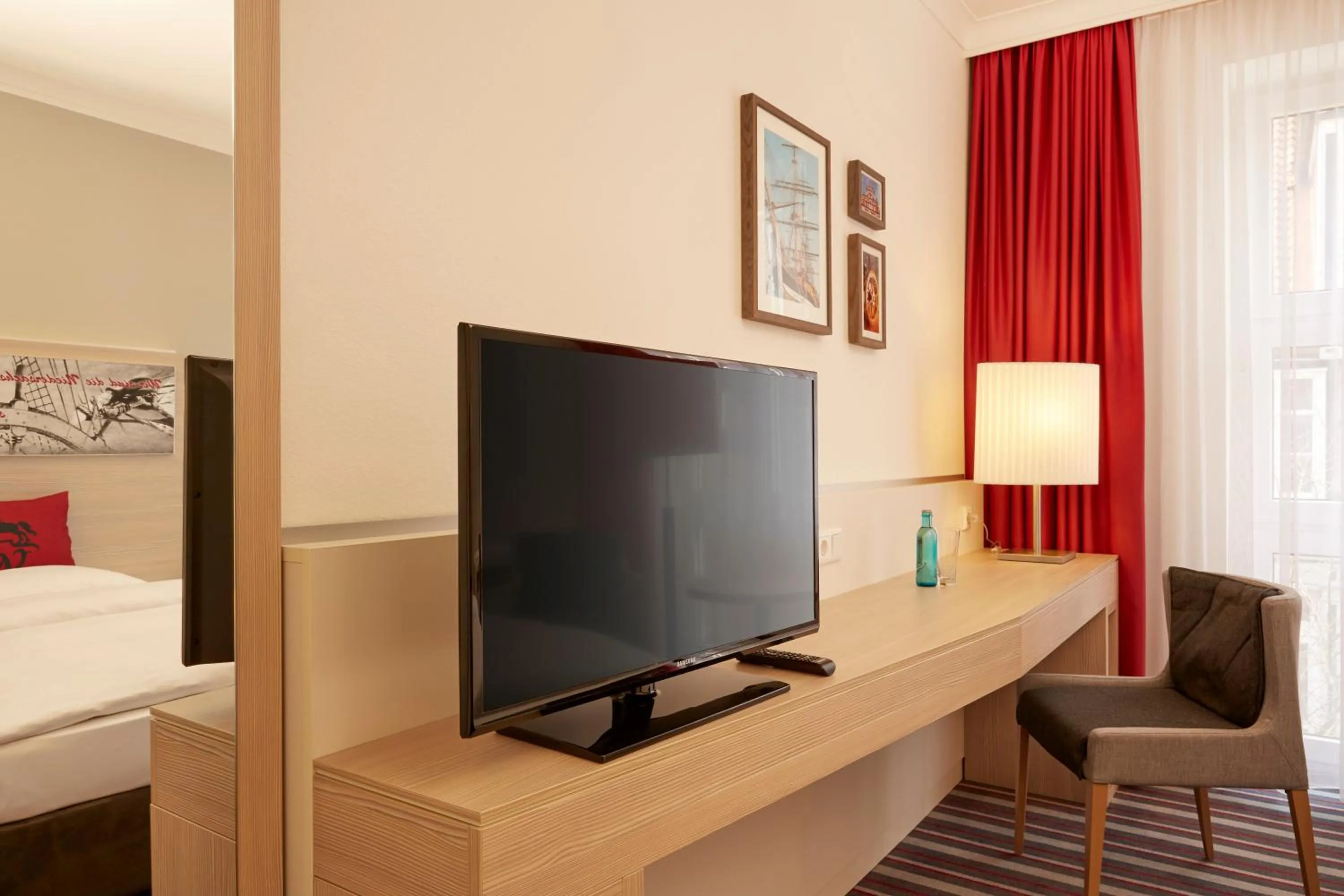 Photo of the whole room, Bed in H+ Hotel Stade Herzog Widukind