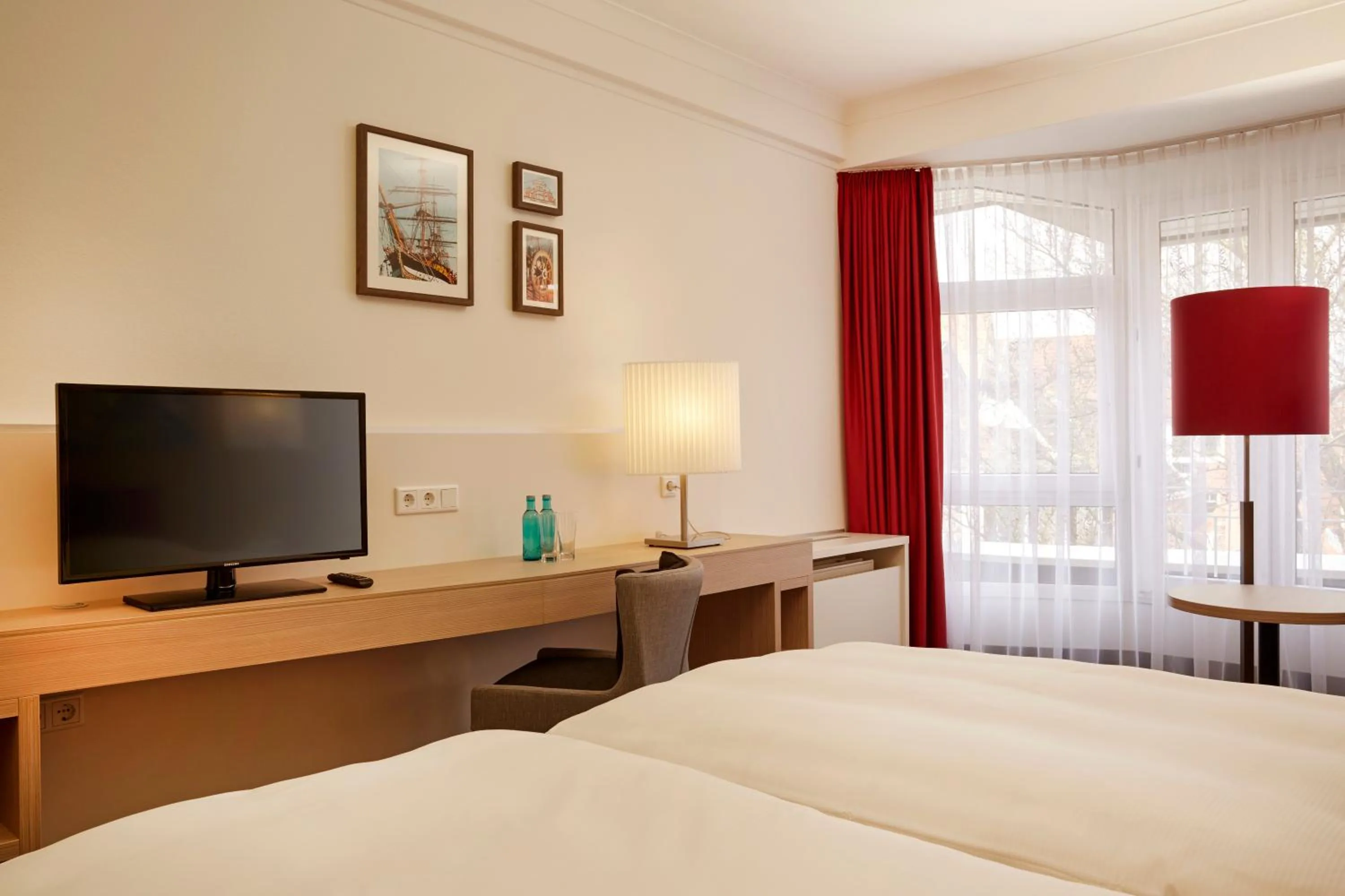 Photo of the whole room, Bed in H+ Hotel Stade Herzog Widukind