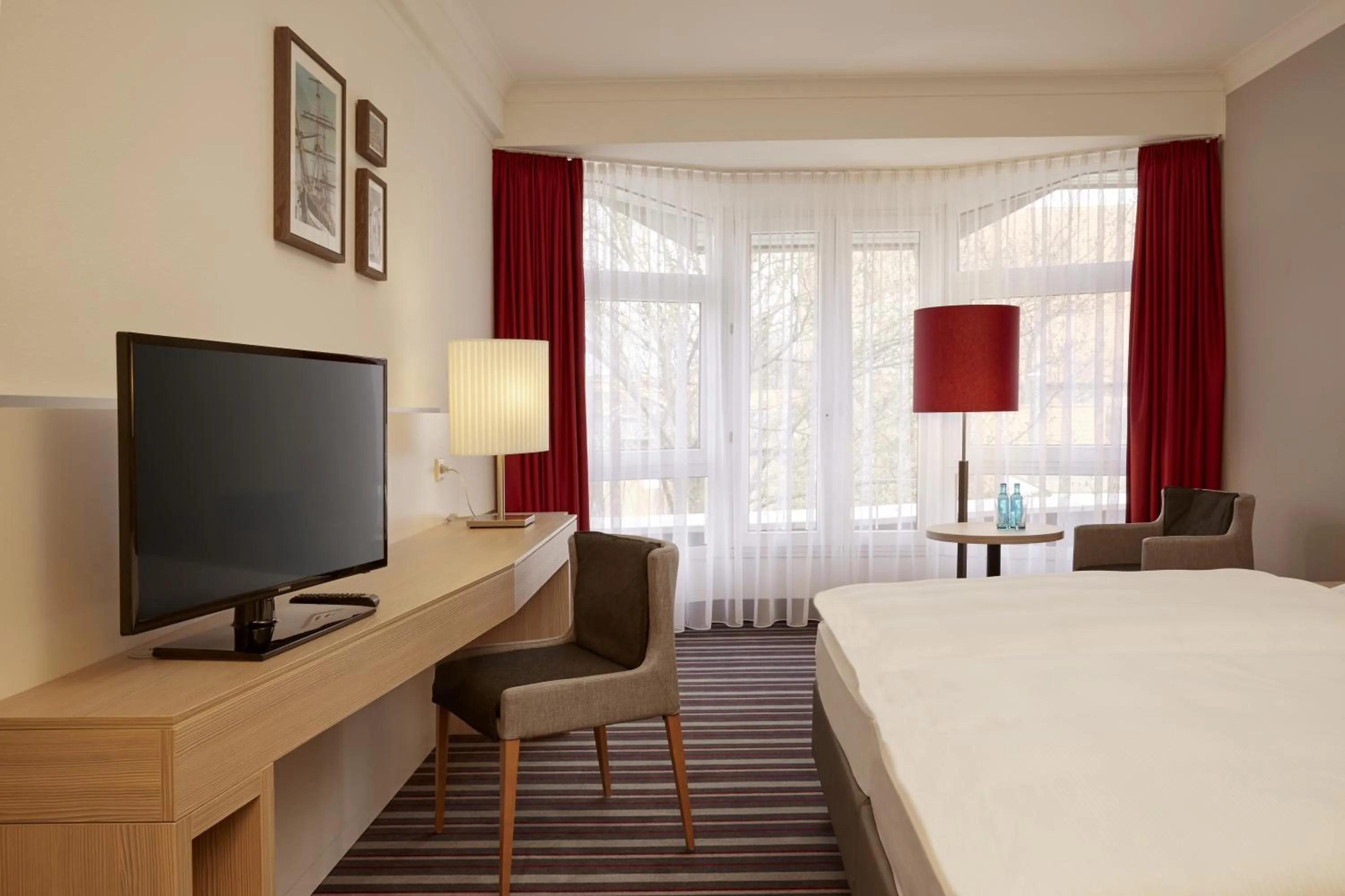 Photo of the whole room, Bed in H+ Hotel Stade Herzog Widukind