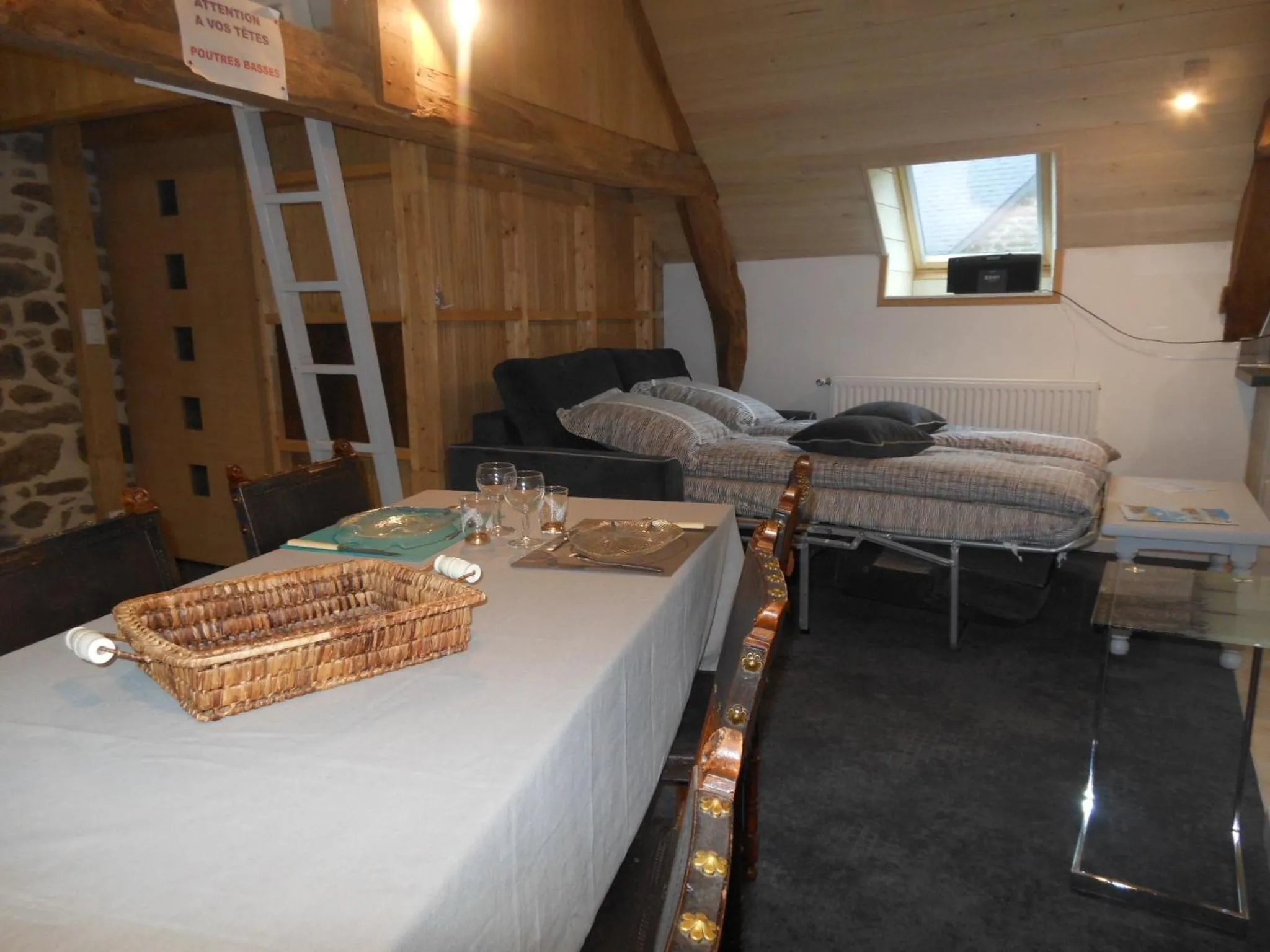 Dining area, Bed in Le Jardin à Mordreuc