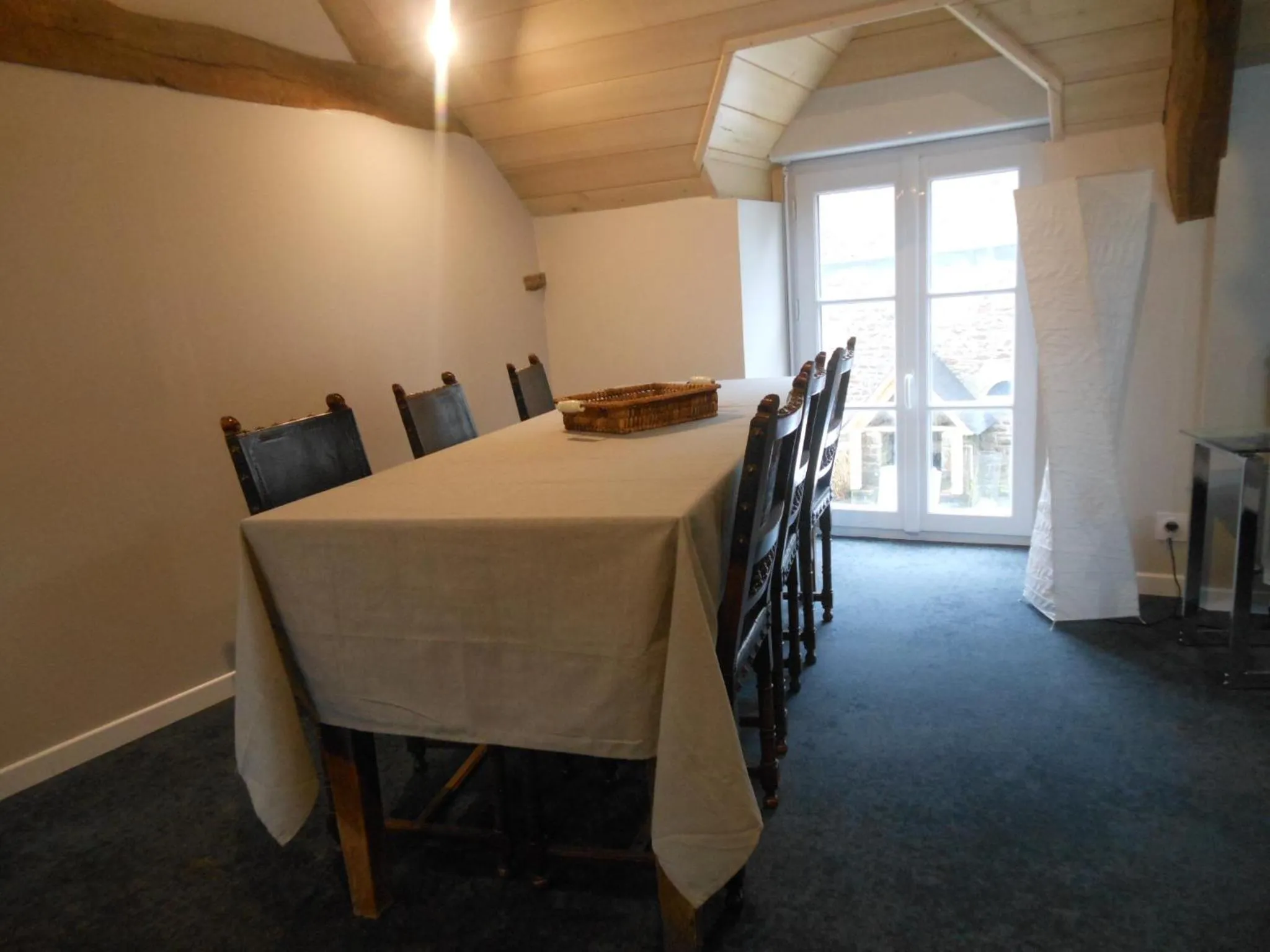 Dining area in Le Jardin à Mordreuc