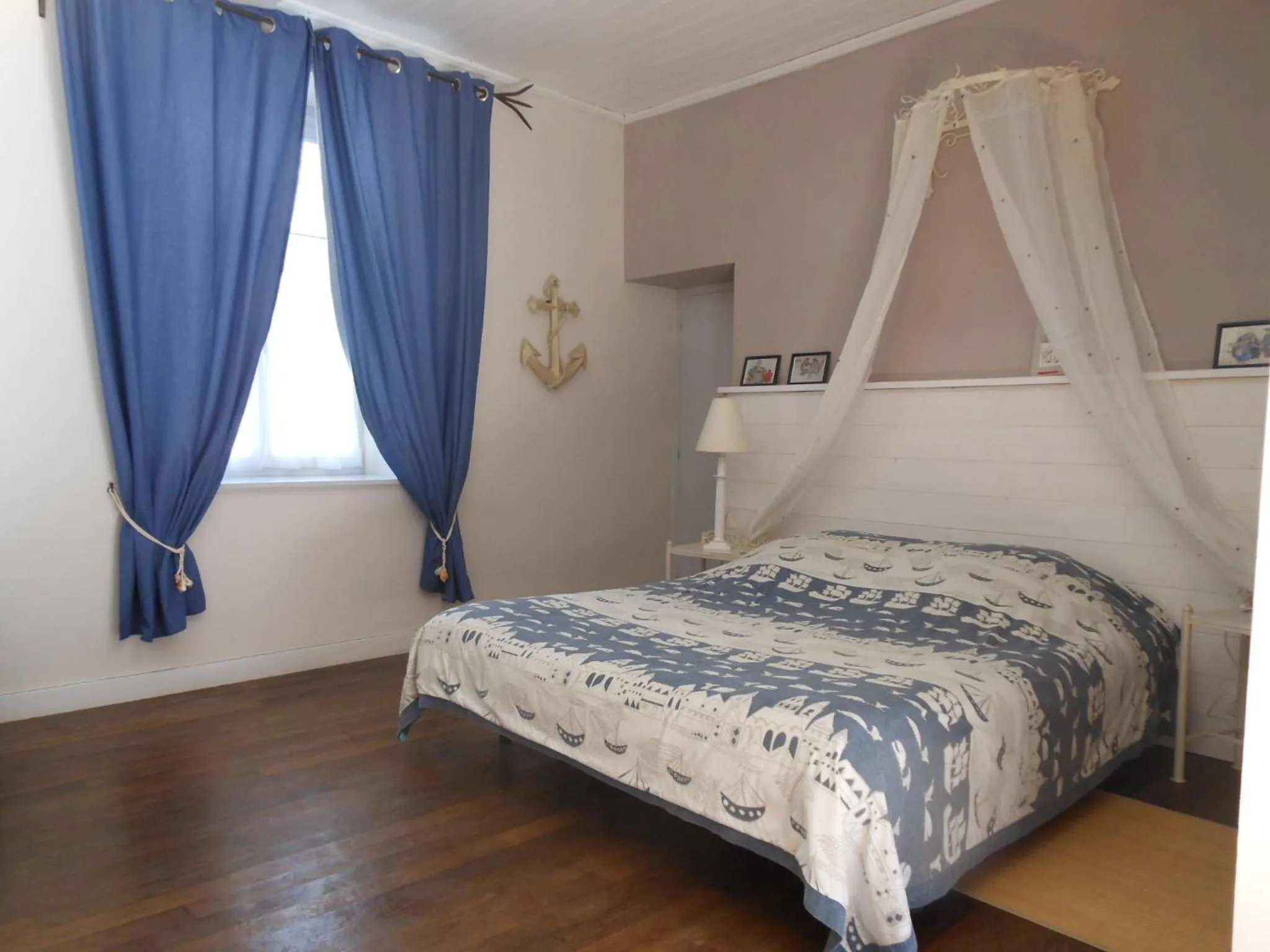 Photo of the whole room, Bed in Le Jardin à Mordreuc