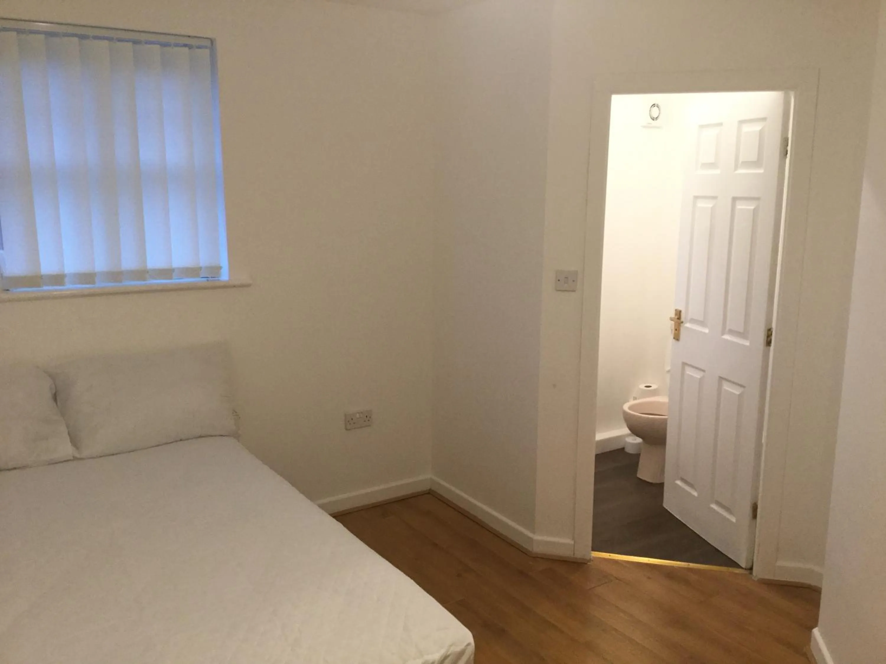 Bedroom in Quiet Residential Area Within Easy Reach Of Town