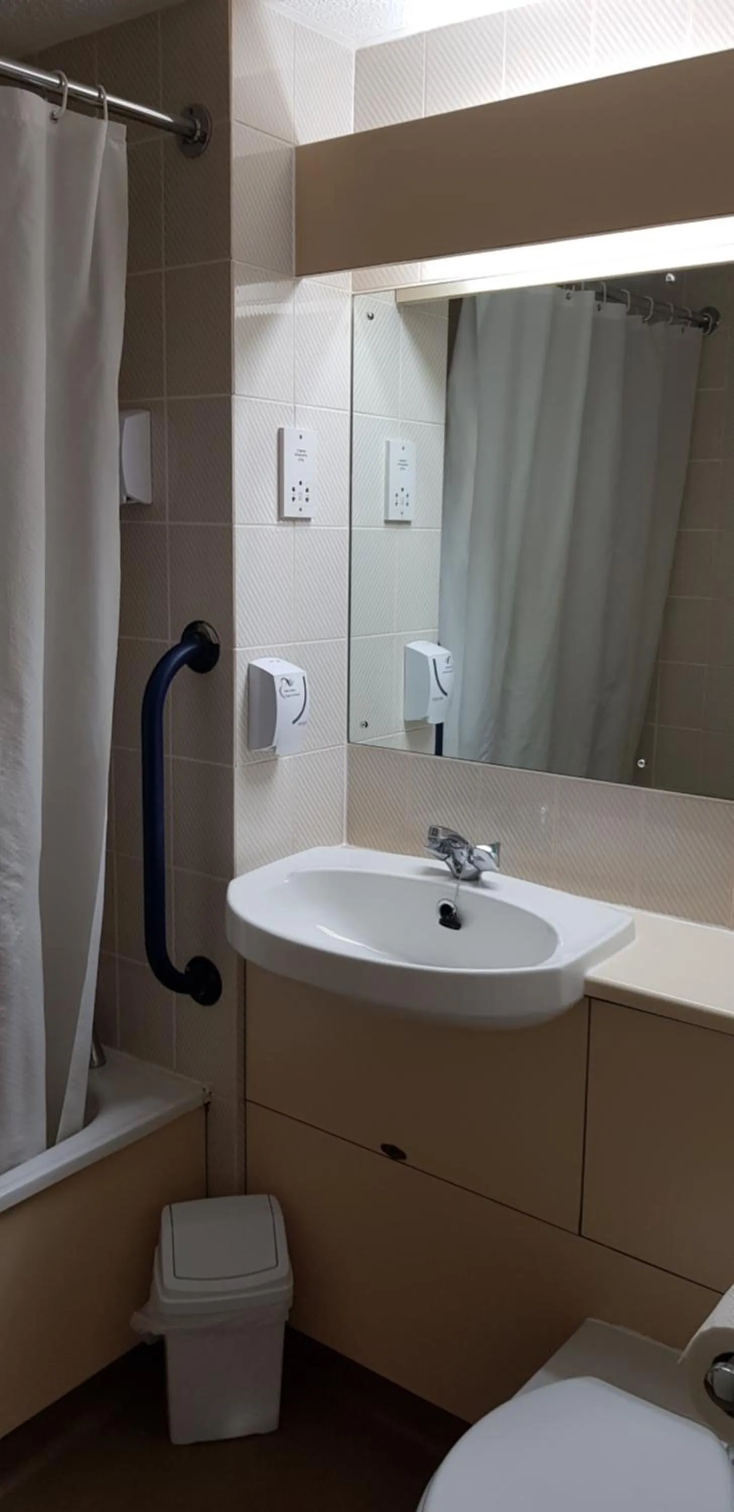 Bathroom in Redwings Lodge Dunstable