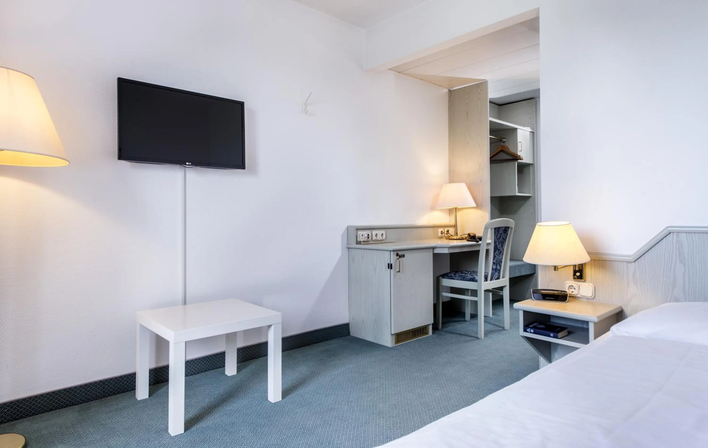 TV and multimedia, Bed in Wyndham Garden Duesseldorf Mettmann