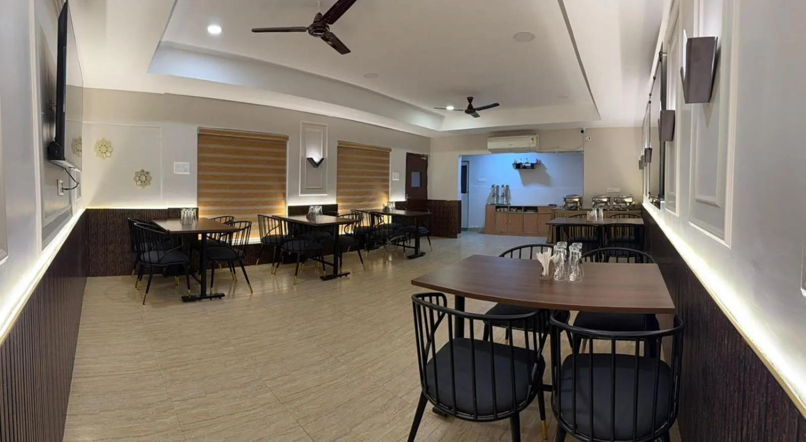 Restaurant/places to eat in Hotel Deendayal