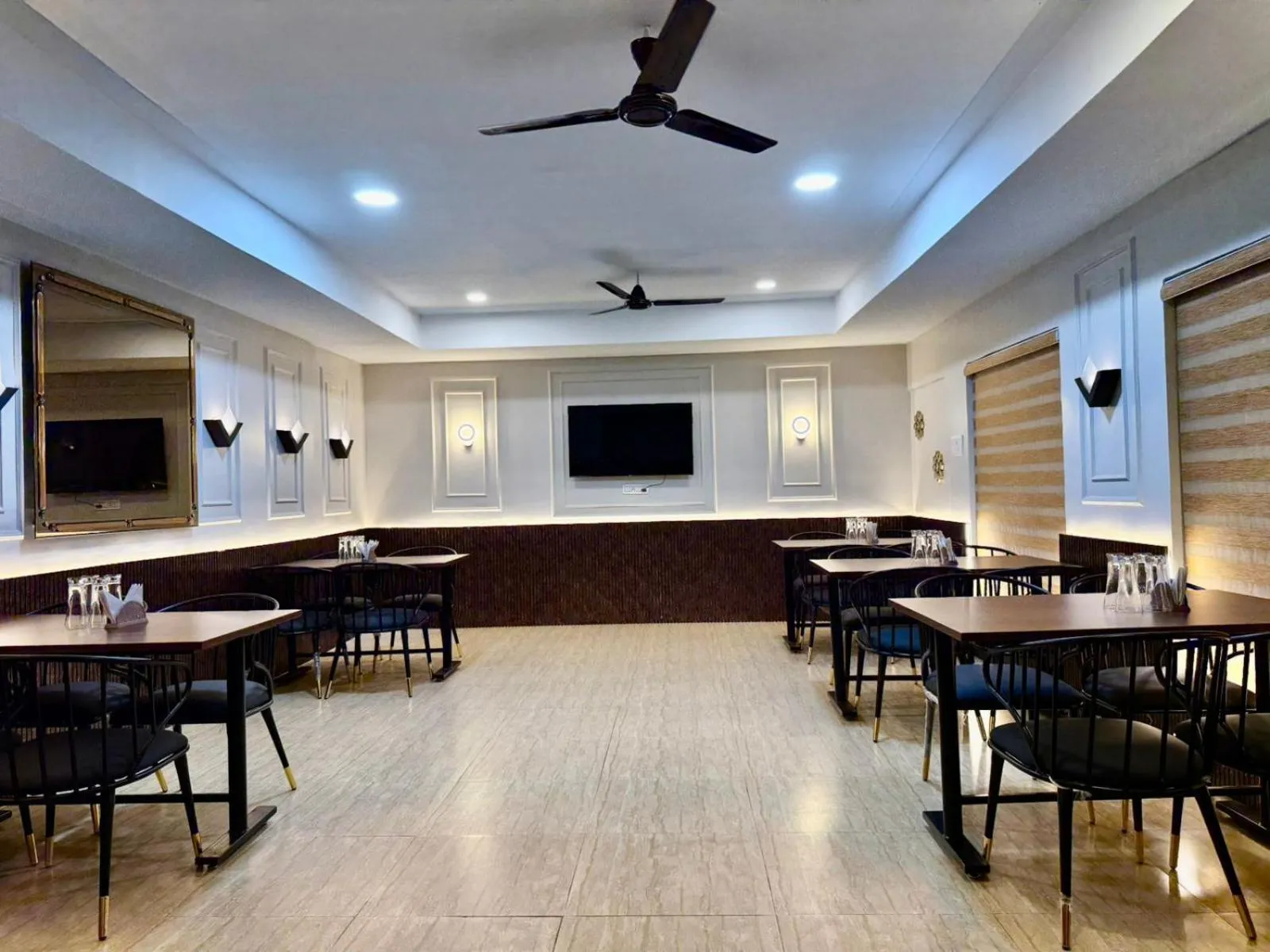 Restaurant/places to eat in Hotel Deendayal