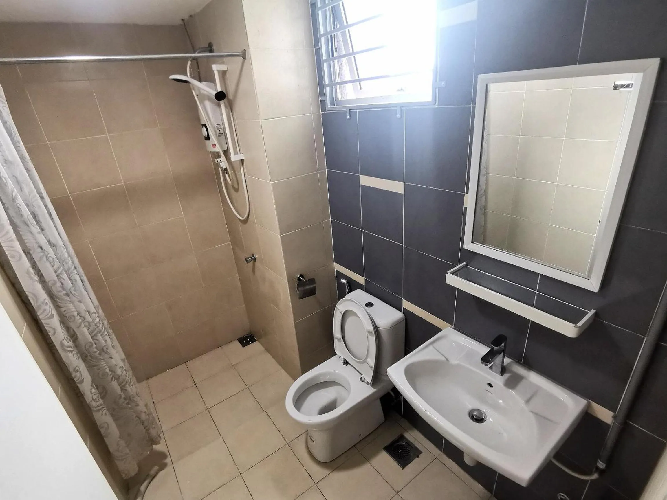 Shower in A's House i-City 1-4pax Studio Netflix Wifi