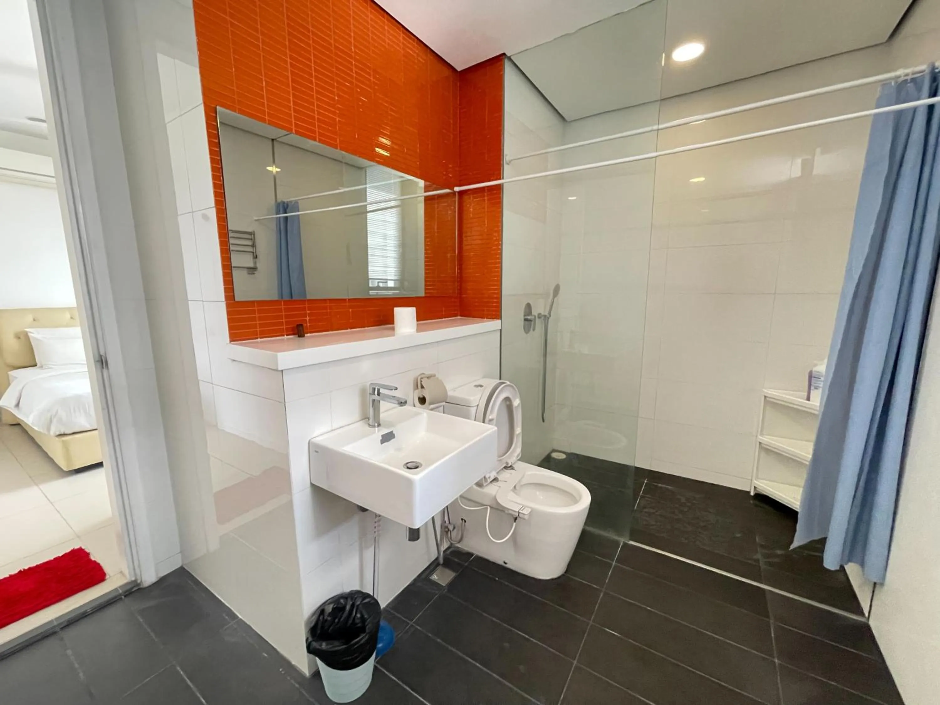 Shower in ARCORIS, MONT KIARA by MK HOME