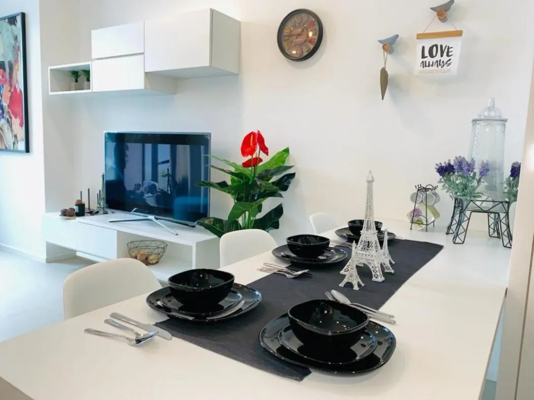 Dining area in ARCORIS, MONT KIARA by MK HOME