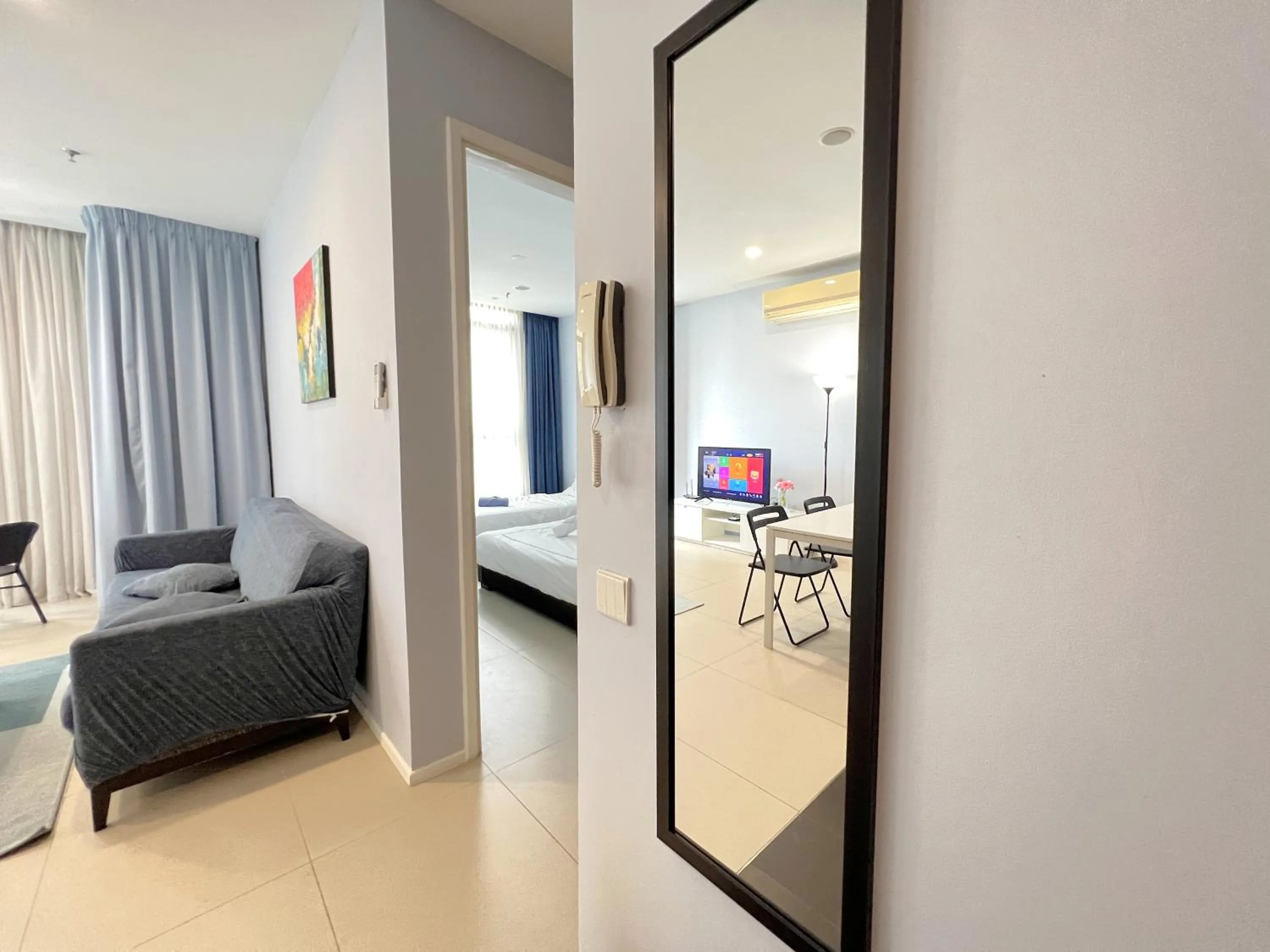 Living room, Bed in ARCORIS, MONT KIARA by MK HOME