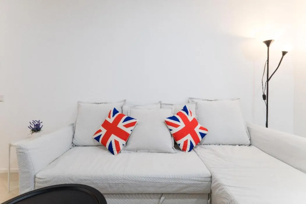 Living room in ARCORIS, MONT KIARA by MK HOME