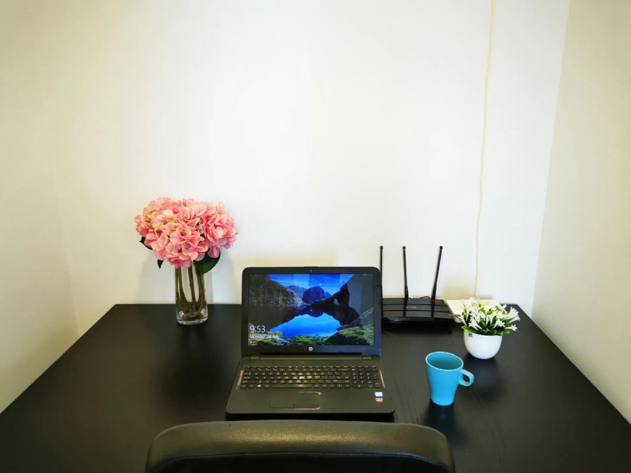 Living room in ARCORIS, MONT KIARA by MK HOME