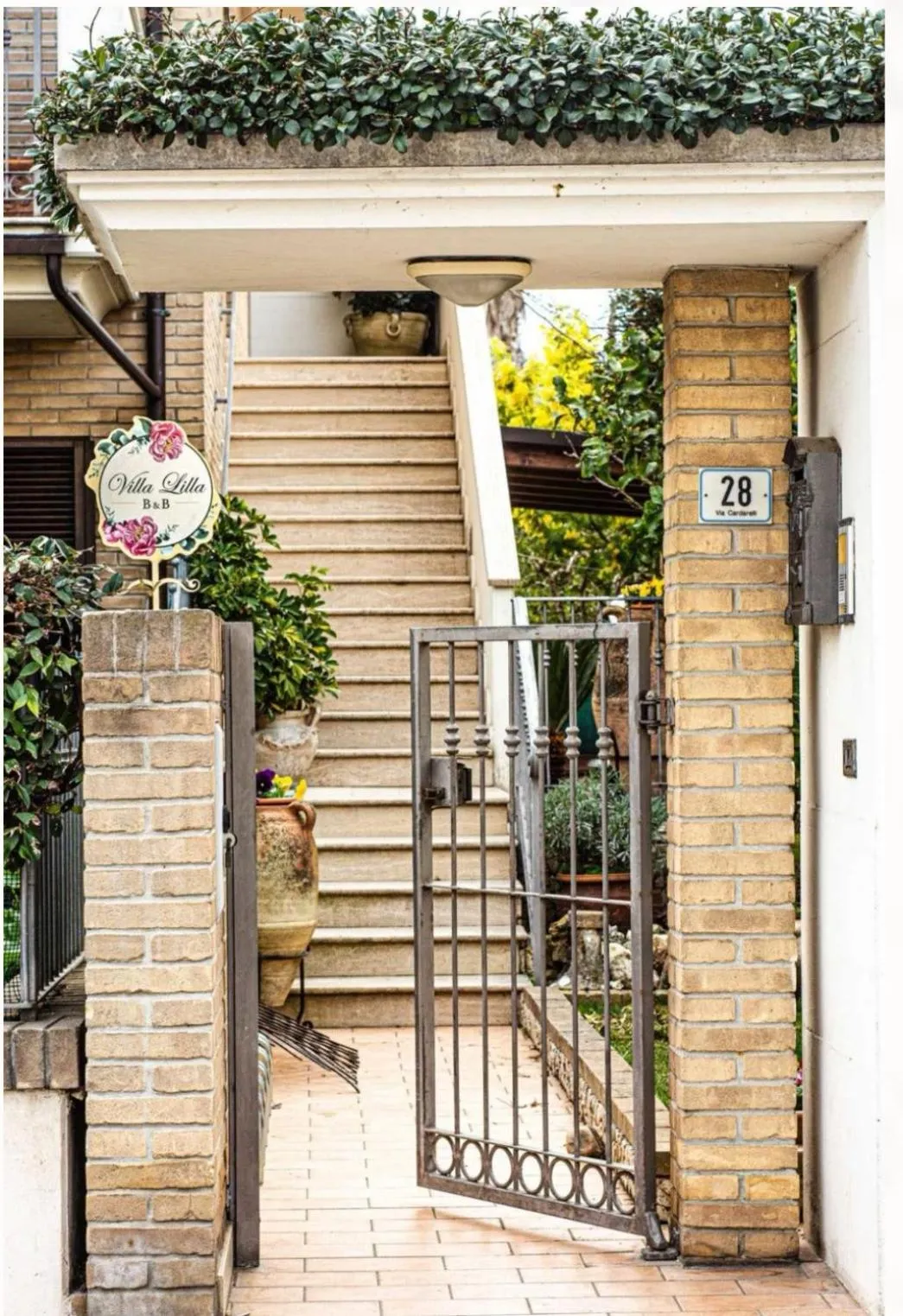 Facade/entrance in B&B Villa Lilla