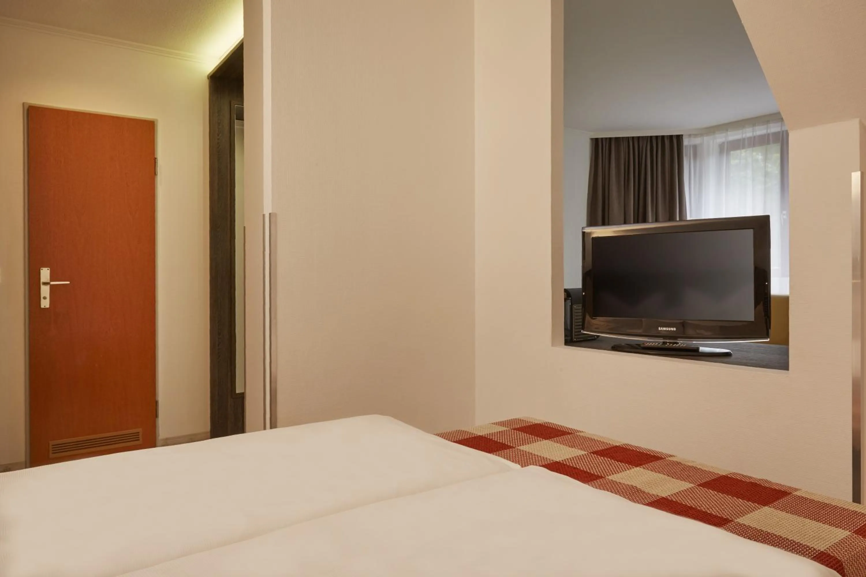 Bedroom, Bed in H+ Hotel Nürnberg