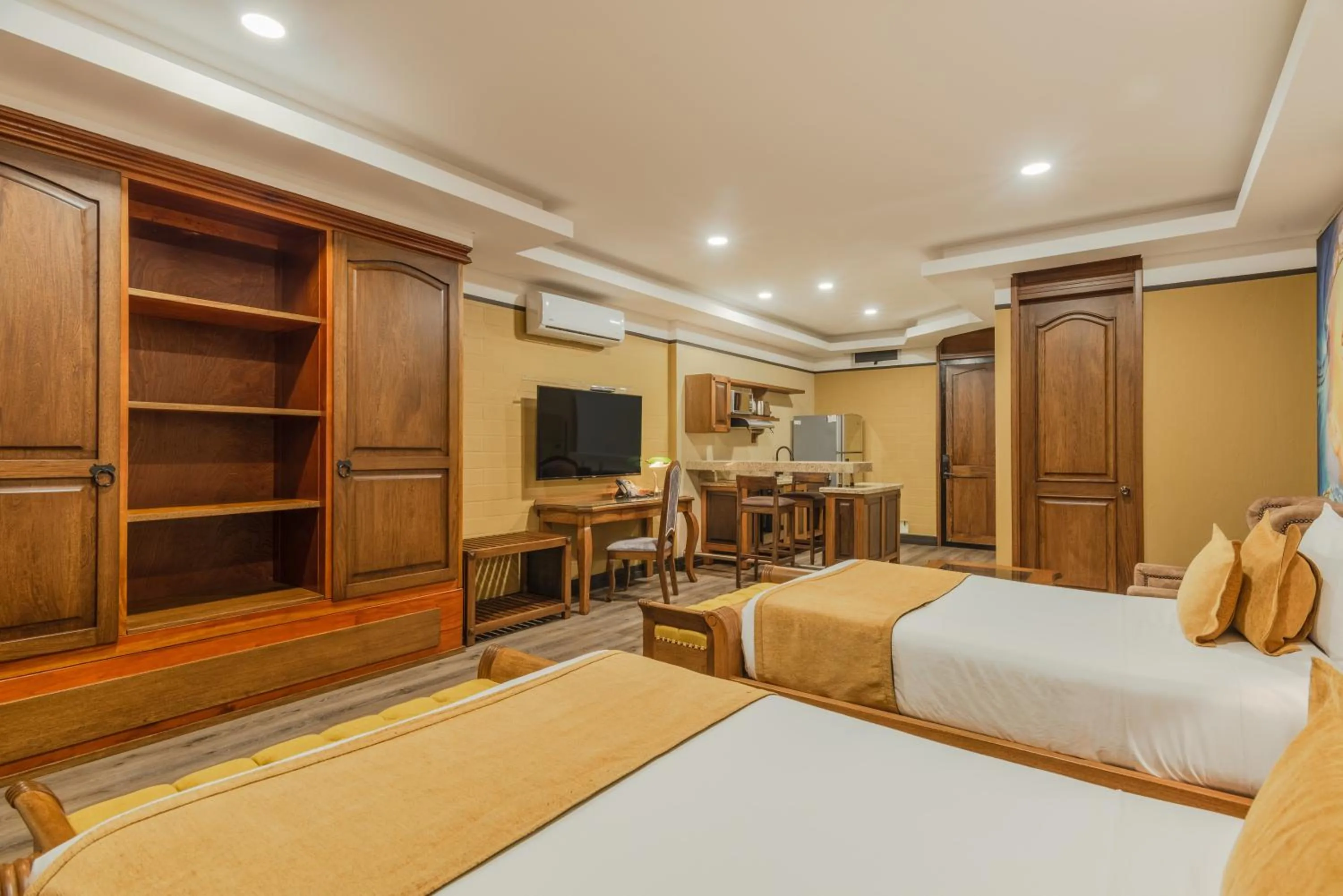 TV and multimedia, Bed in Hotel Du Parc