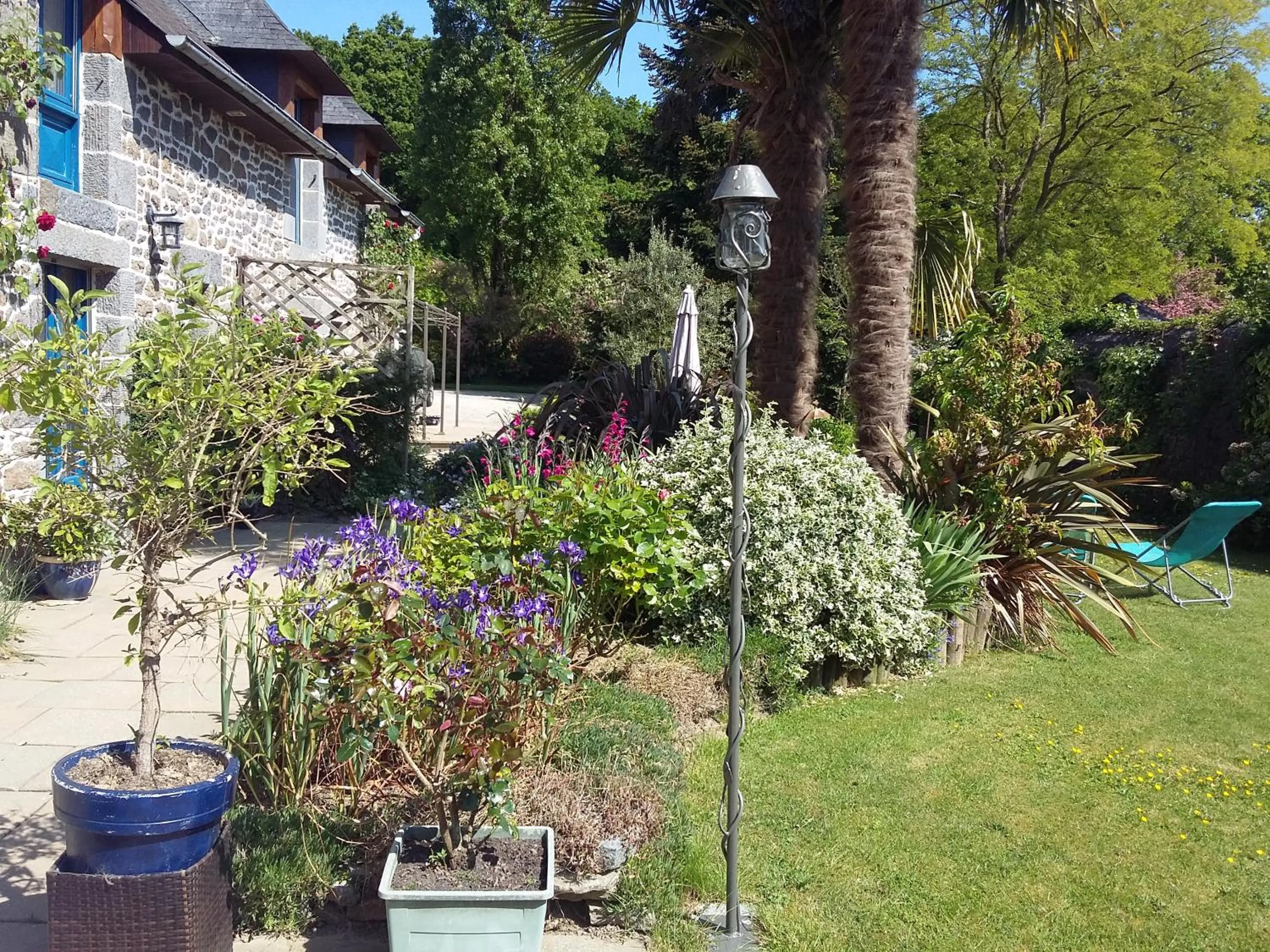 Property building in Les Petites Chapelles