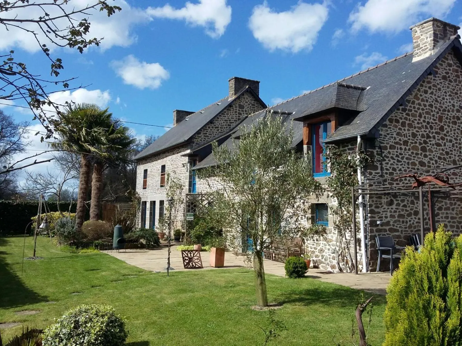 Property building in Les Petites Chapelles