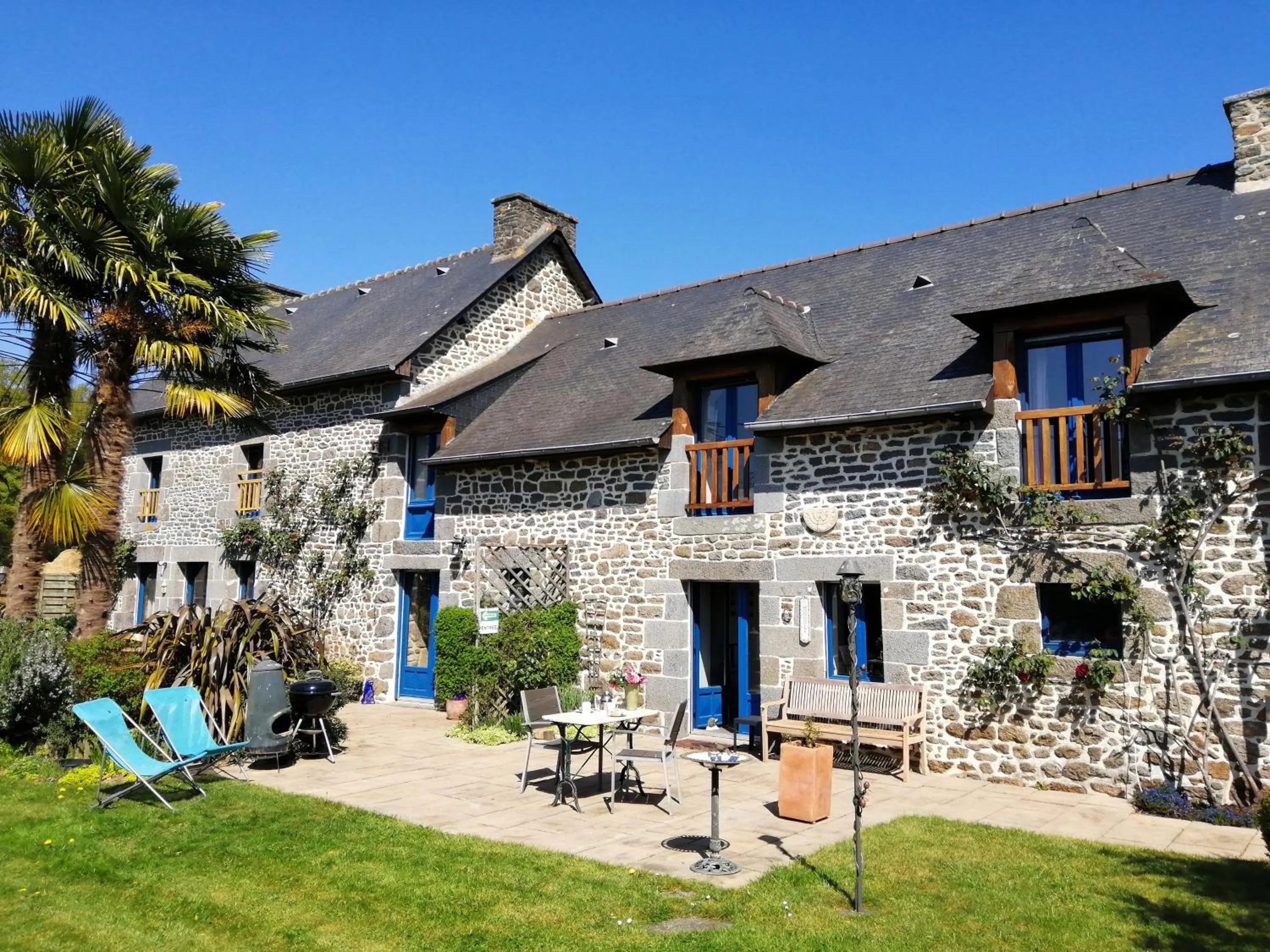 Property building in Les Petites Chapelles