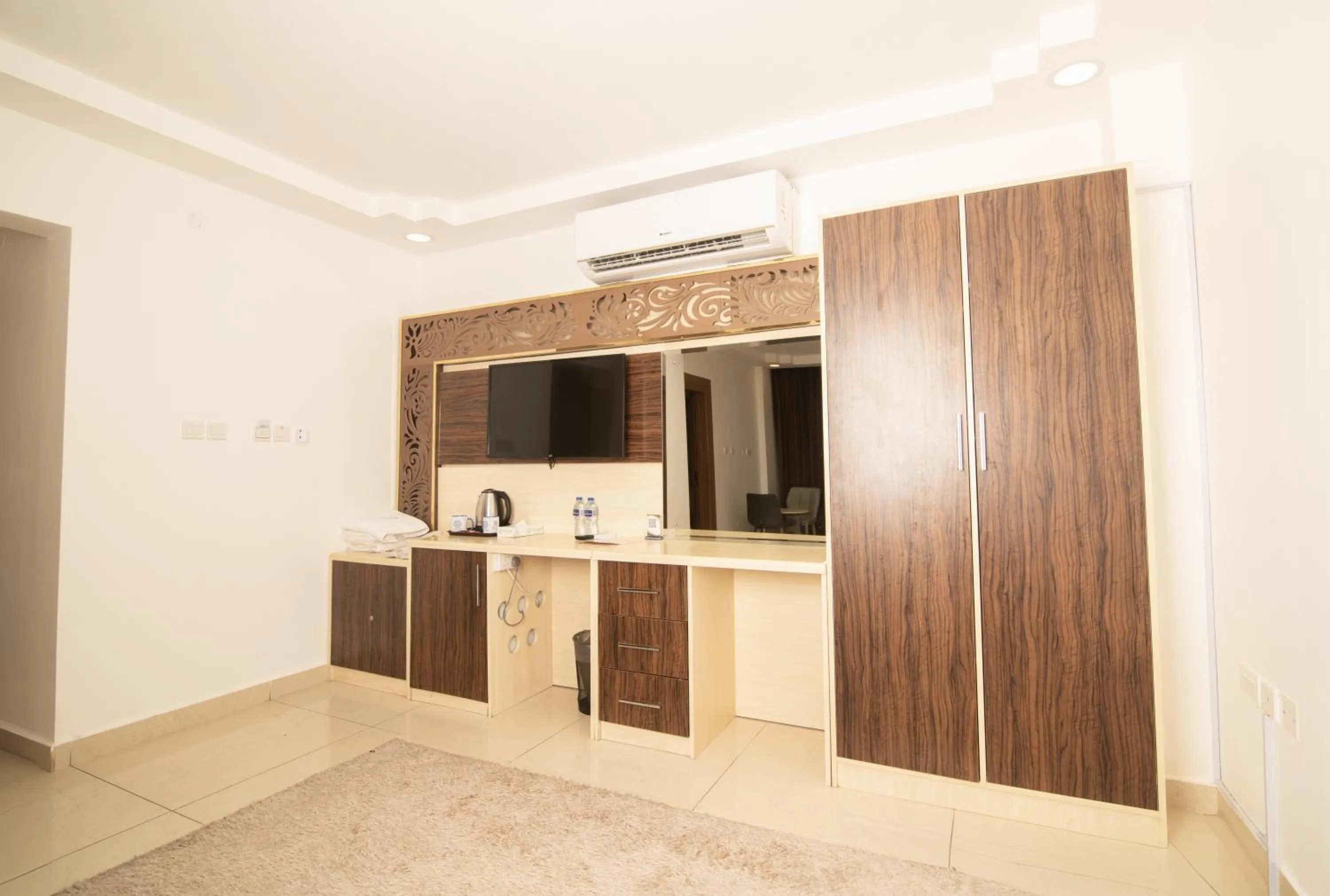 wardrobe in Diamond Star Hotel فندق النجمة الماسية