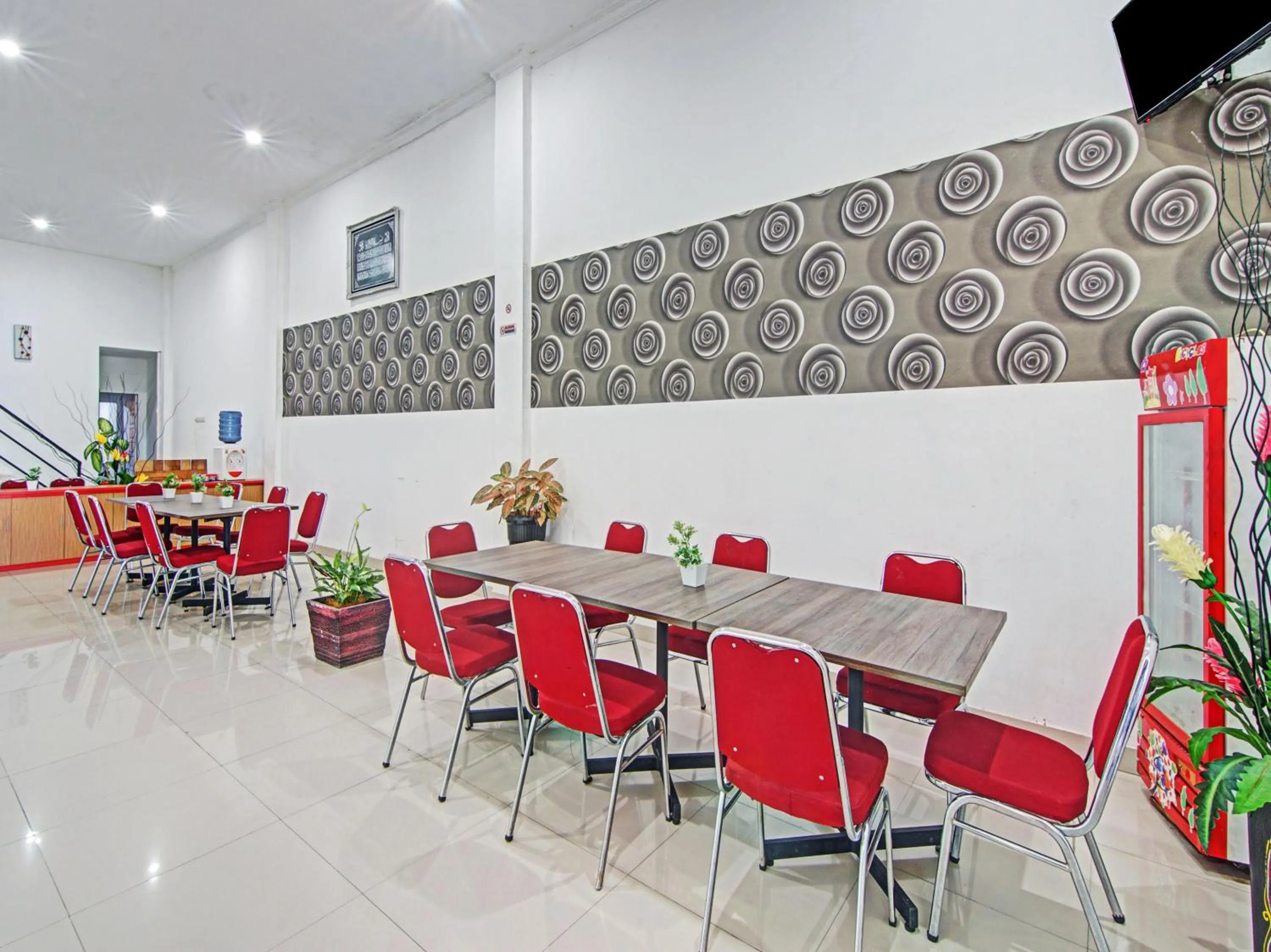 Restaurant/places to eat in OYO 90419 Azzahra Homestay Syariah
