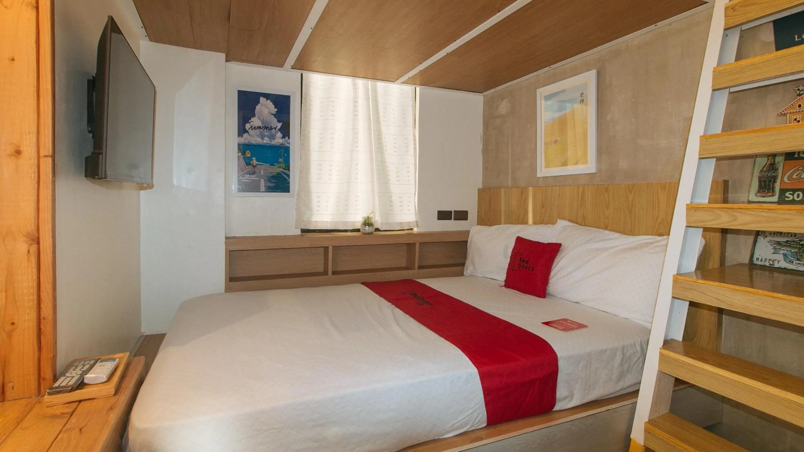 Bed in RedDoorz at Anton's Loft Designer Resort Pansol Calamba Laguna