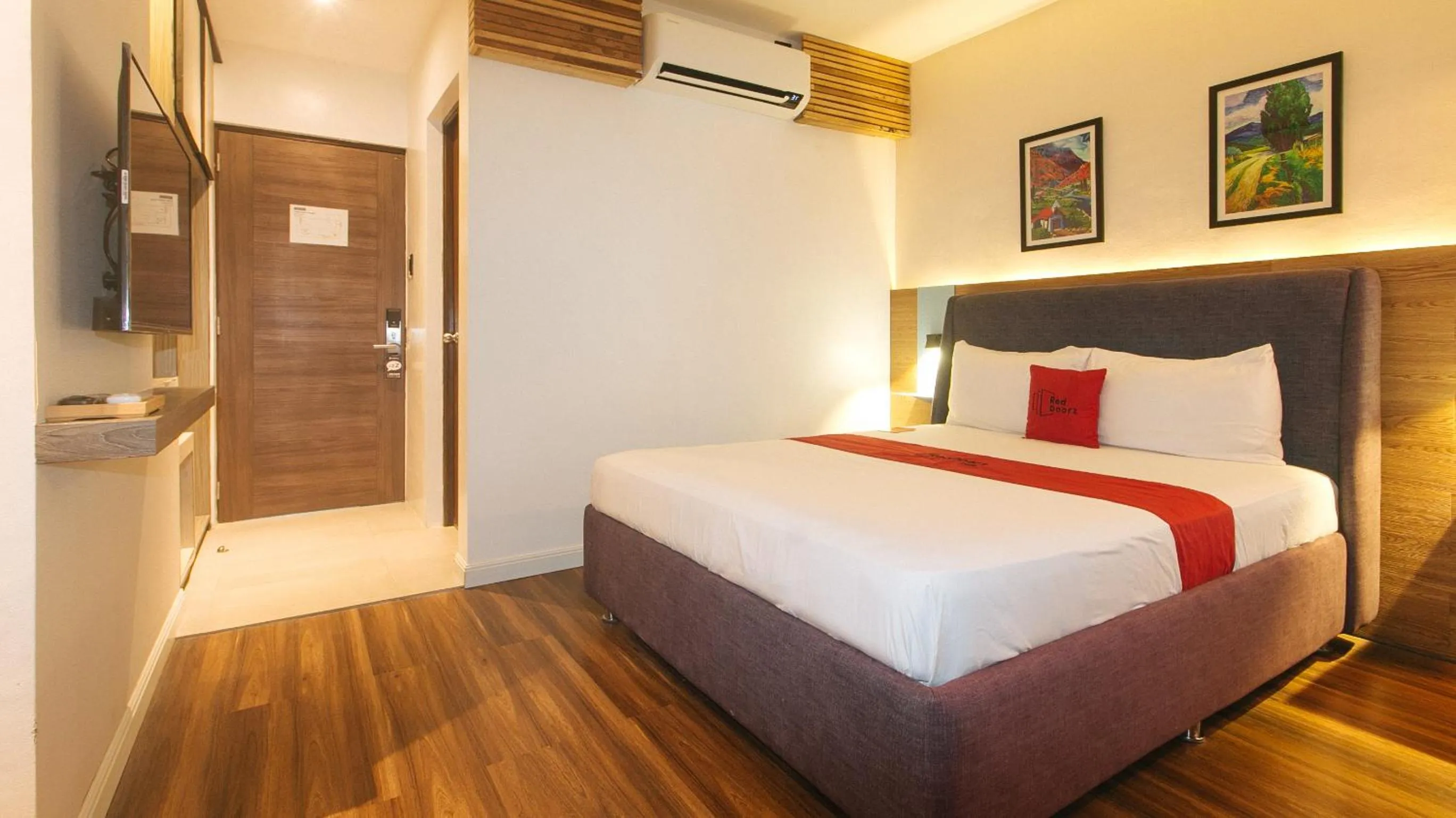 TV and multimedia, Bed in RedDoorz at Anton's Loft Designer Resort Pansol Calamba Laguna