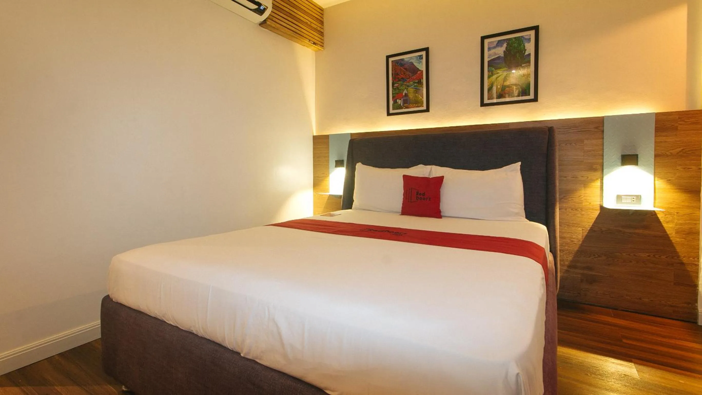 Bed in RedDoorz at Anton's Loft Designer Resort Pansol Calamba Laguna