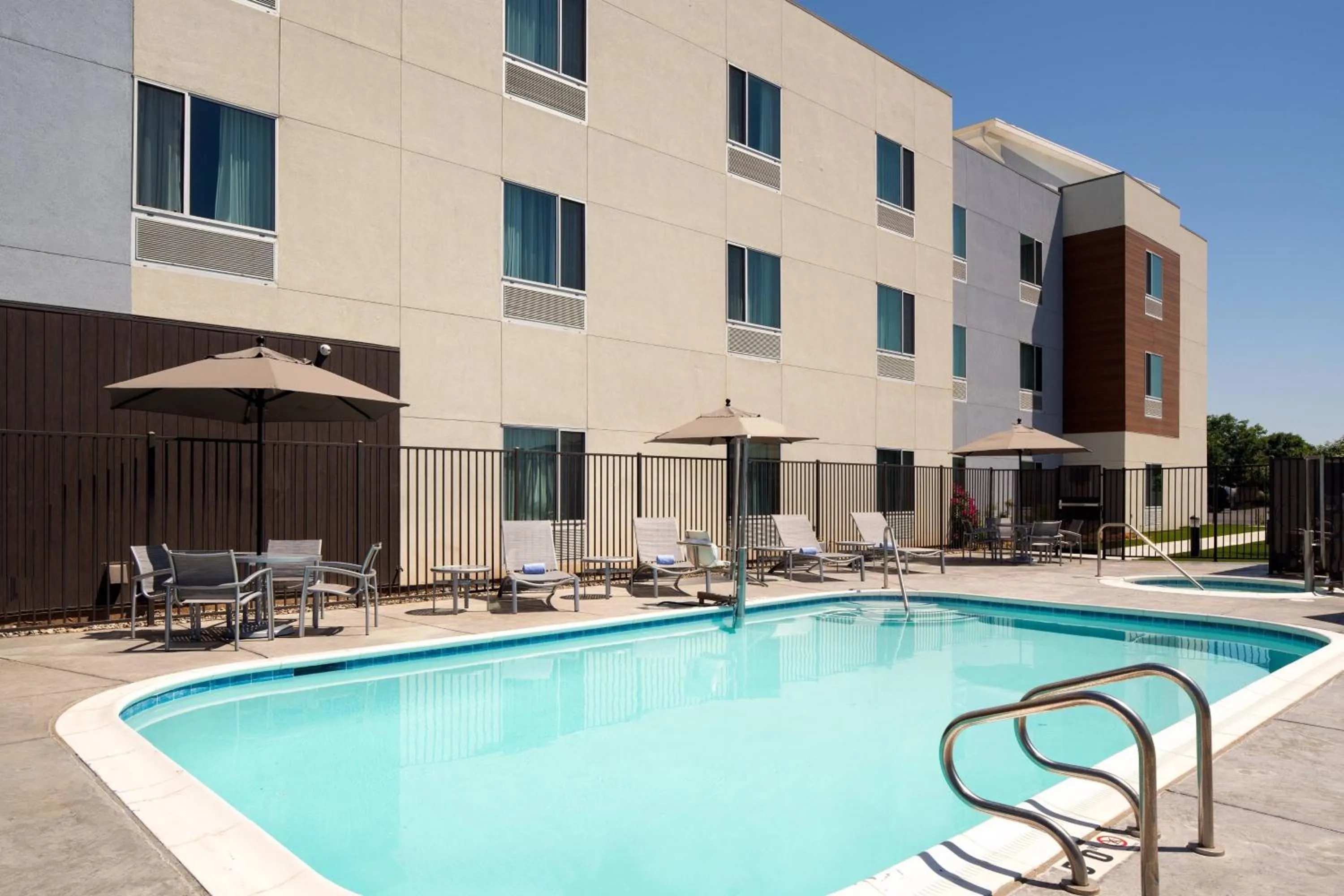 Swimming pool in TownePlace Suites Fresno Clovis