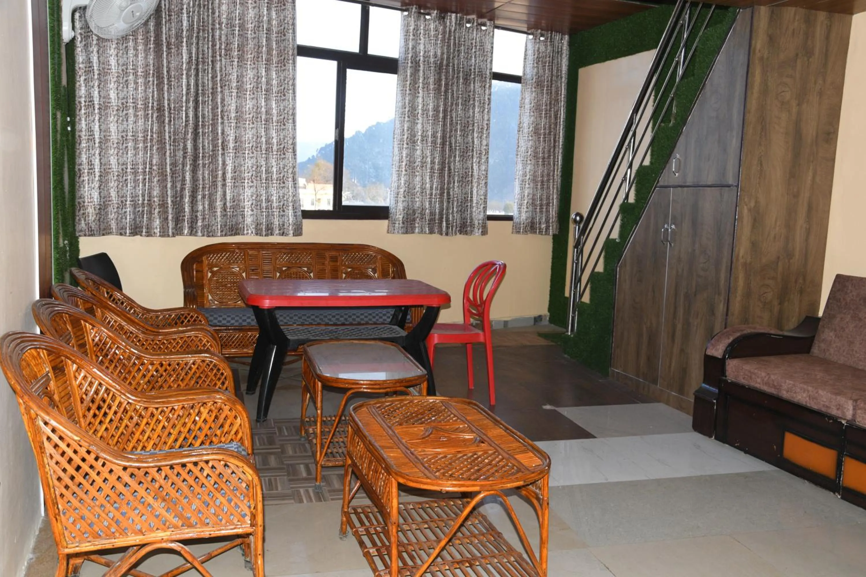 Restaurant/places to eat in Hotel Mountain View And Rooftop Restaurant