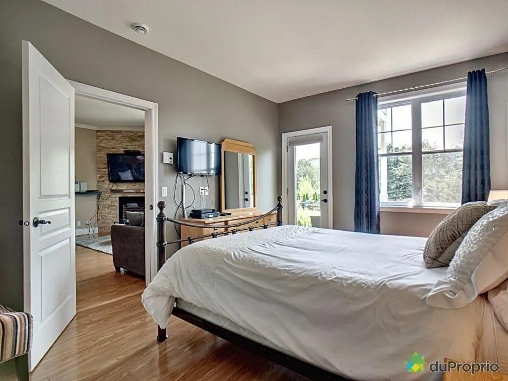 Bedroom, Bed in Condo Le Champlain - 105