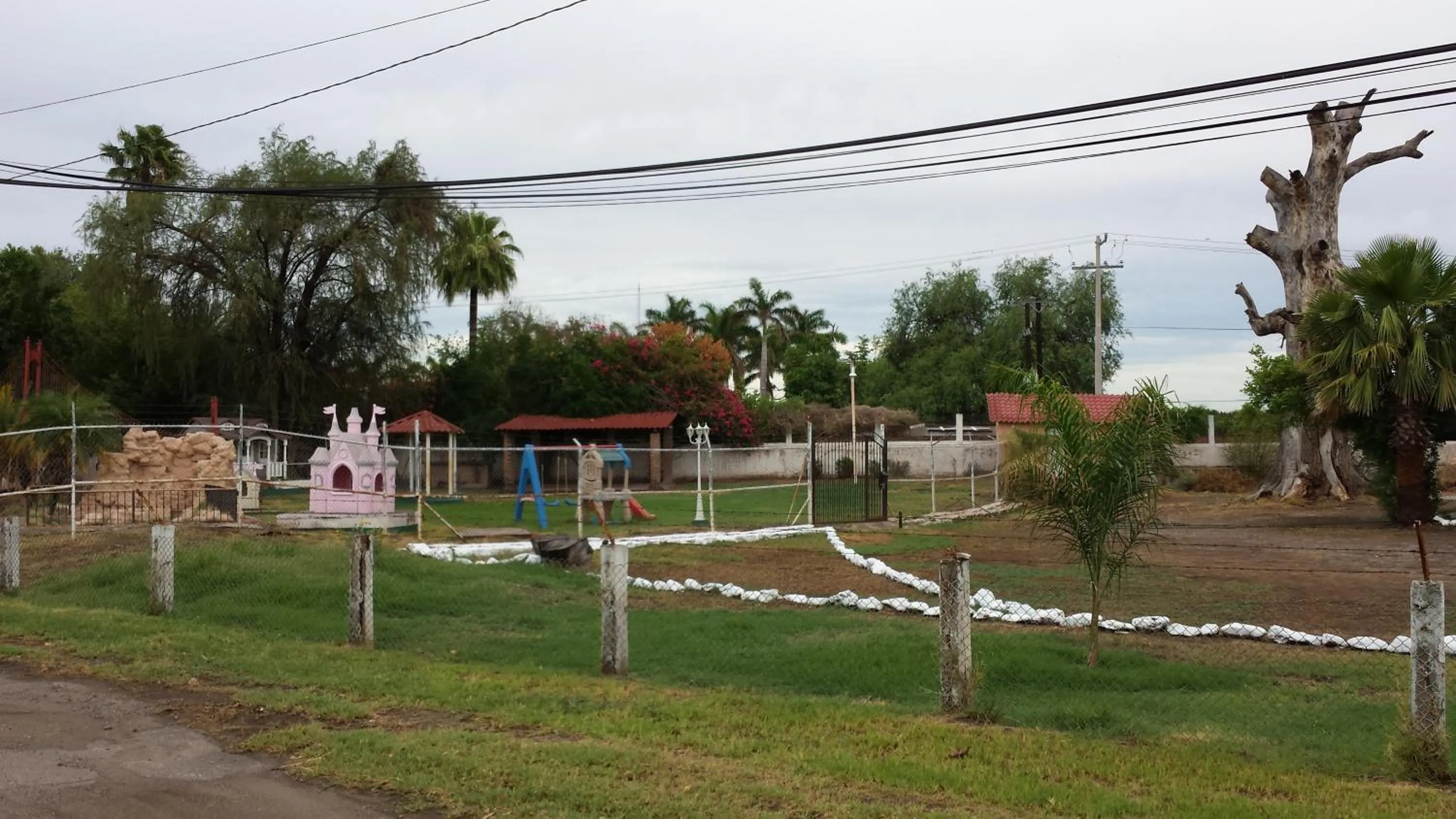 Facade/entrance in Hotel El Rancho
