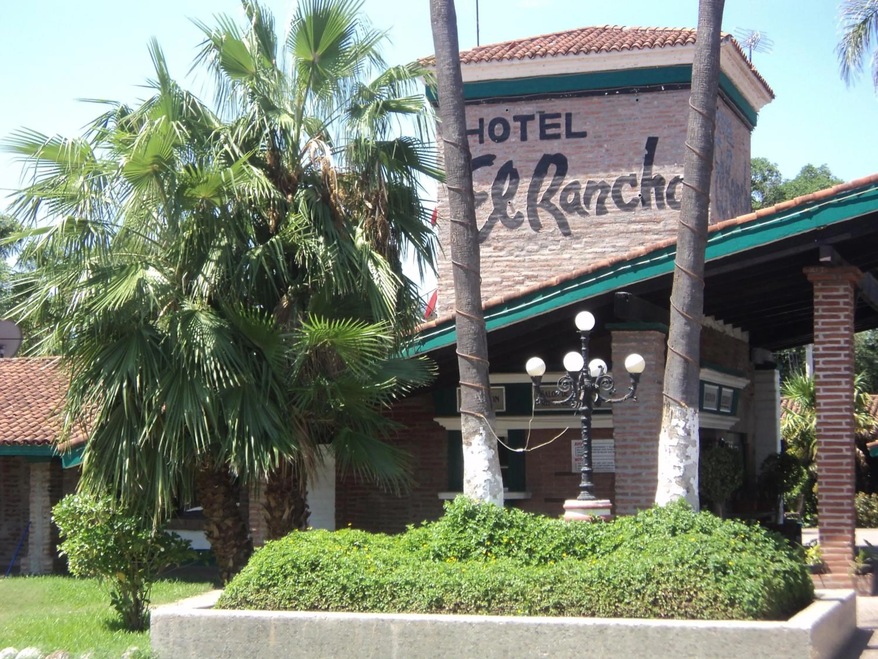 Facade/entrance in Hotel El Rancho