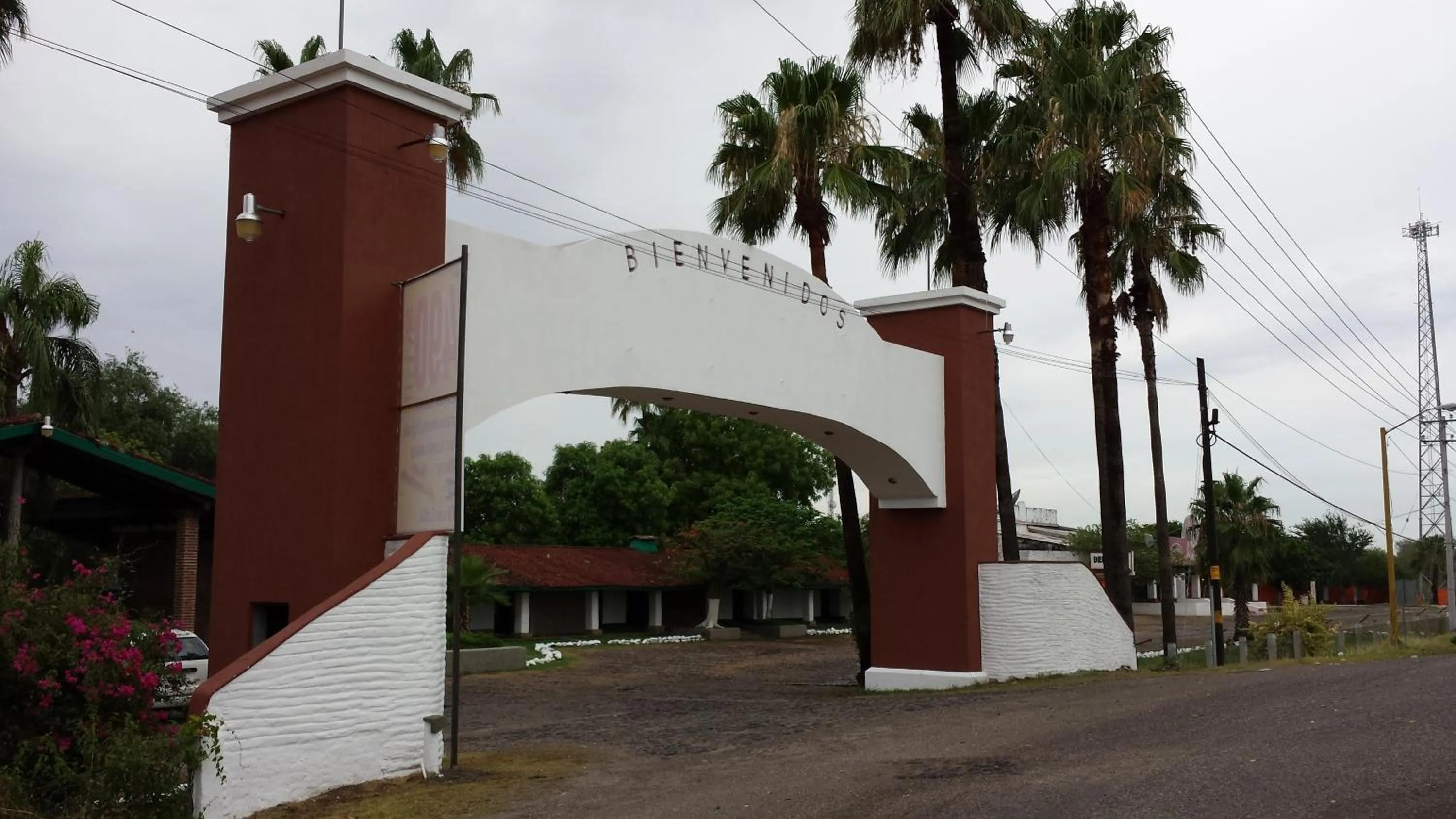 Facade/entrance in Hotel El Rancho