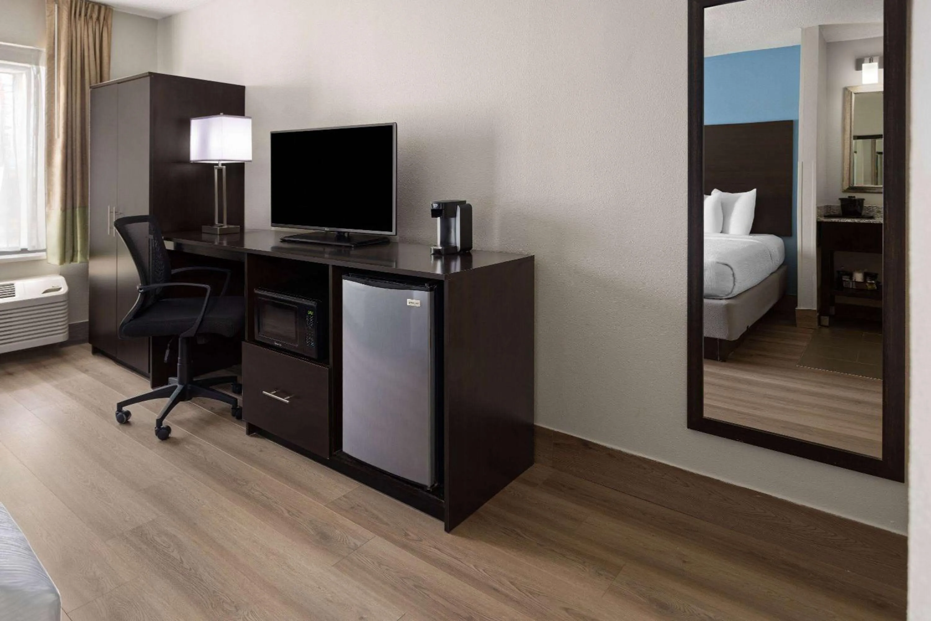 Photo of the whole room, Bed in Baymont by Wyndham Newark at University of Delaware