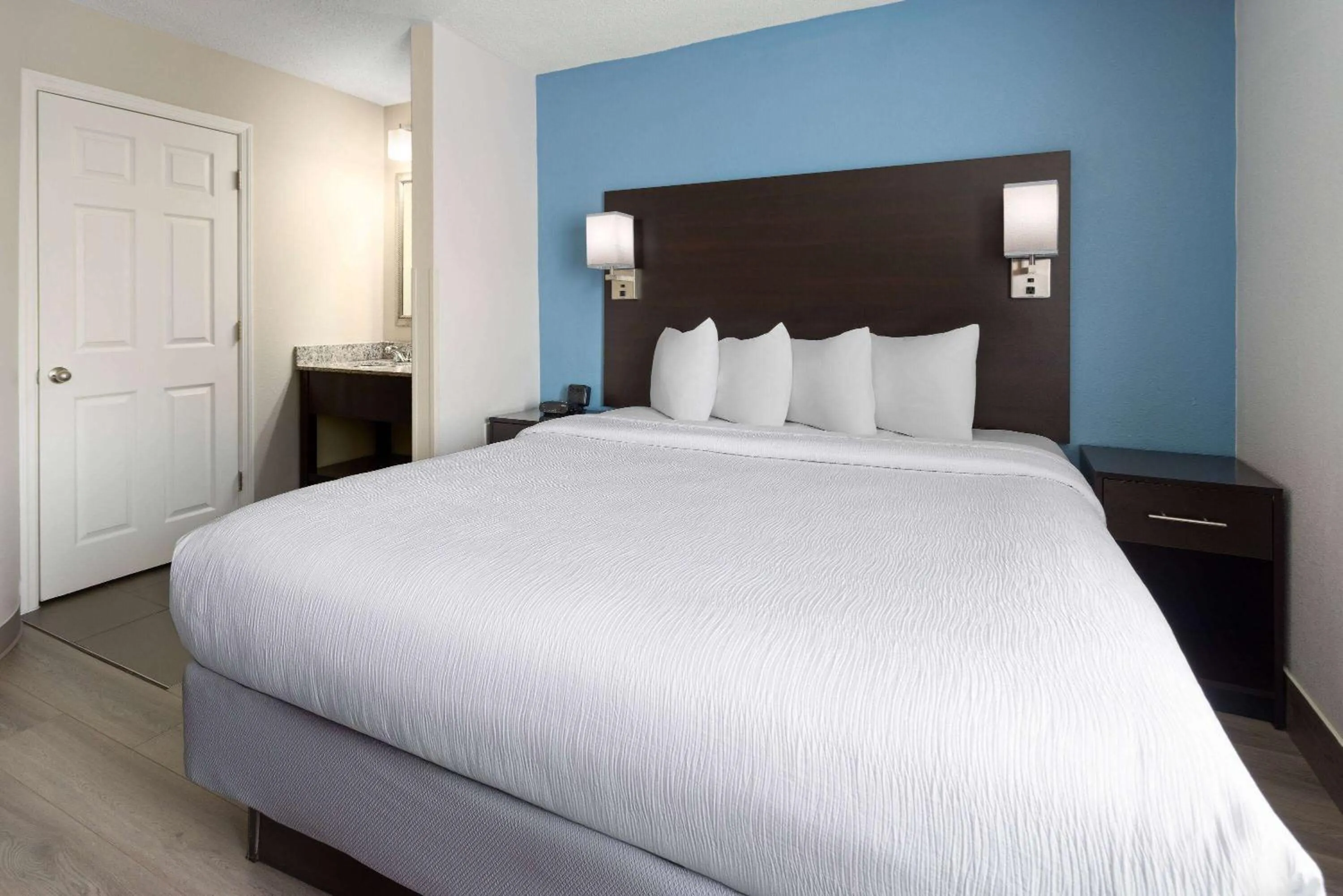 Photo of the whole room, Bed in Baymont by Wyndham Newark at University of Delaware