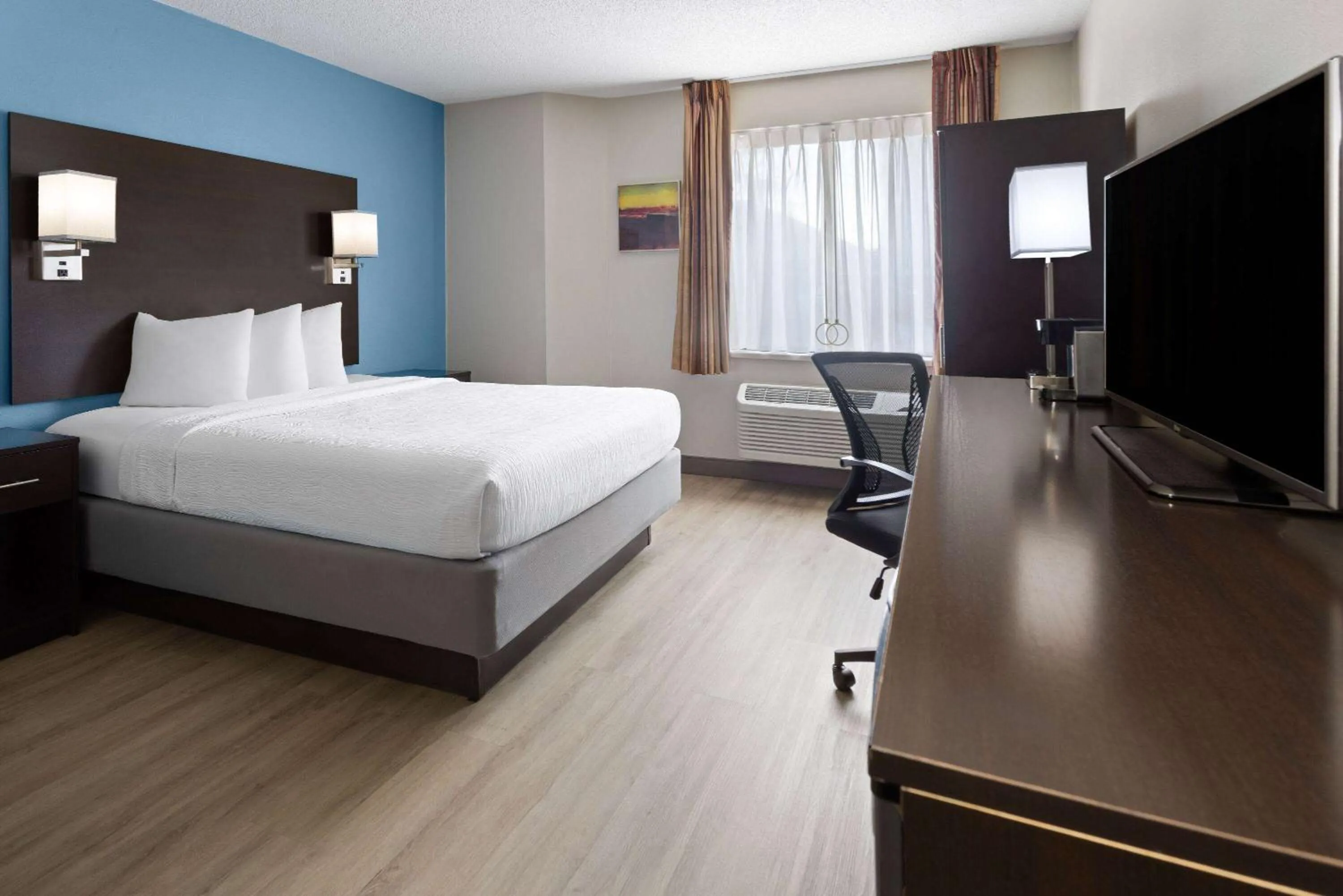 Photo of the whole room, Bed in Baymont by Wyndham Newark at University of Delaware