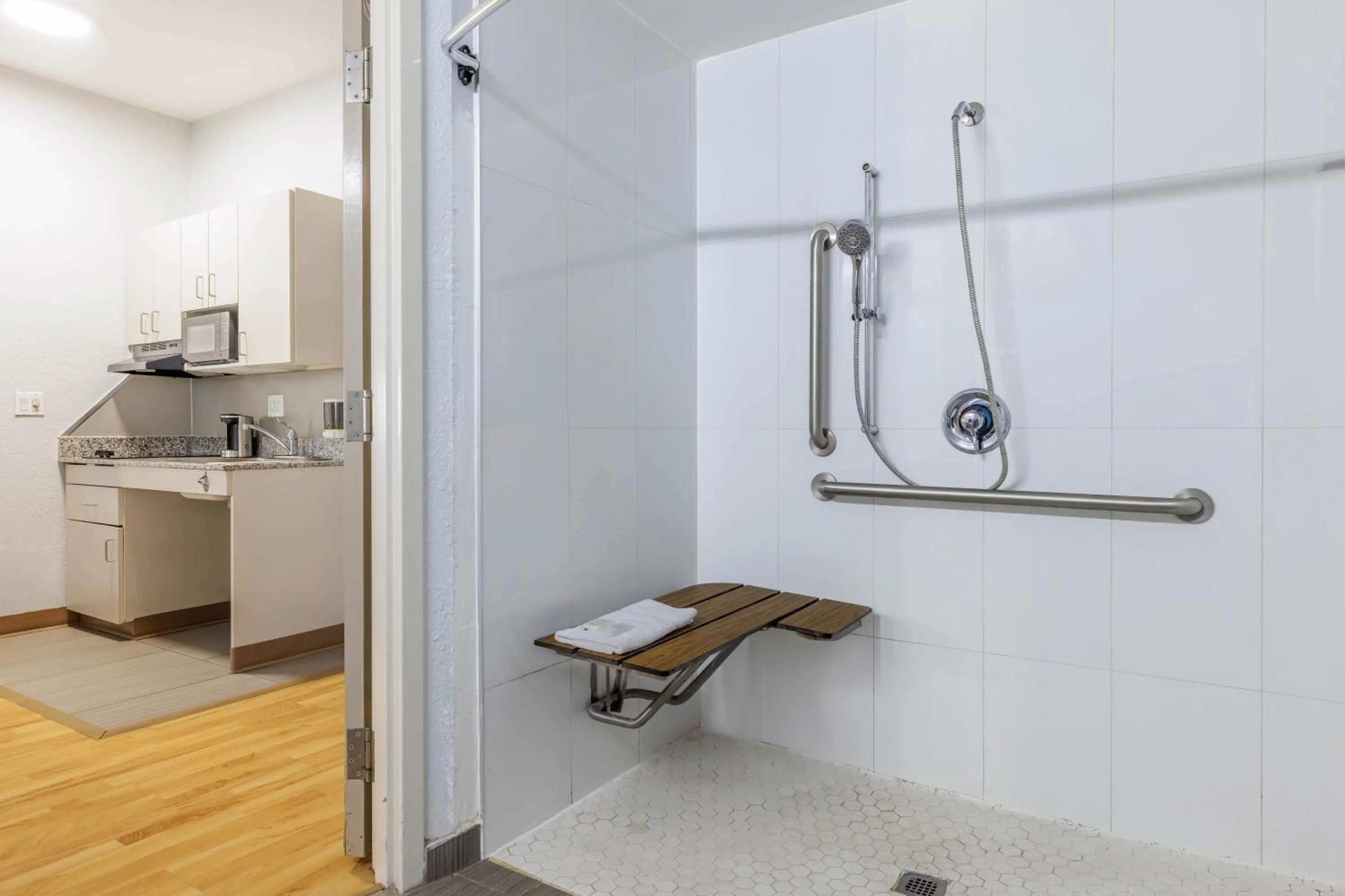 Shower in Studio 6 Toronto - Mississauga with Kitchenettes