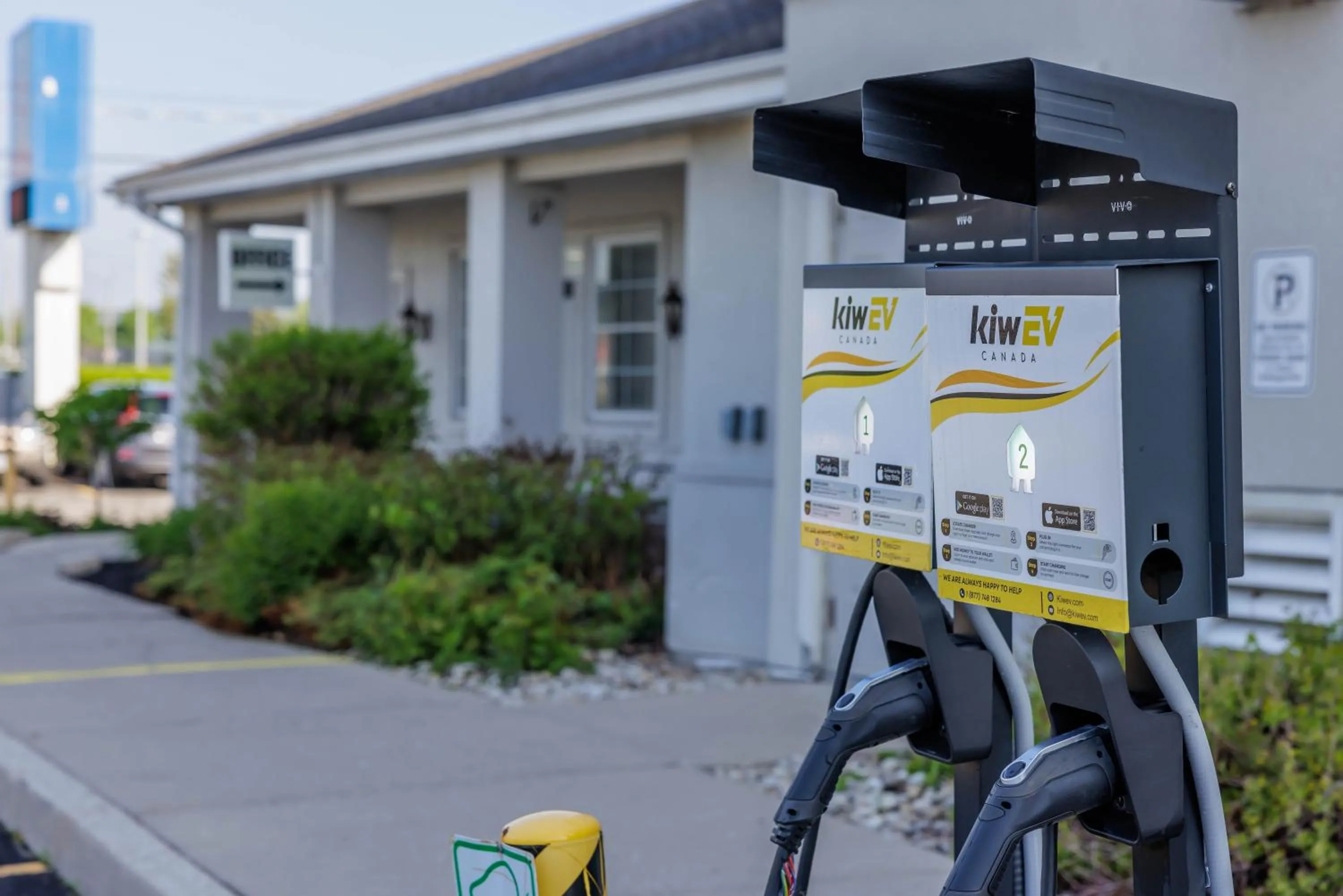 Parking in Studio 6 Toronto - Mississauga with Kitchenettes